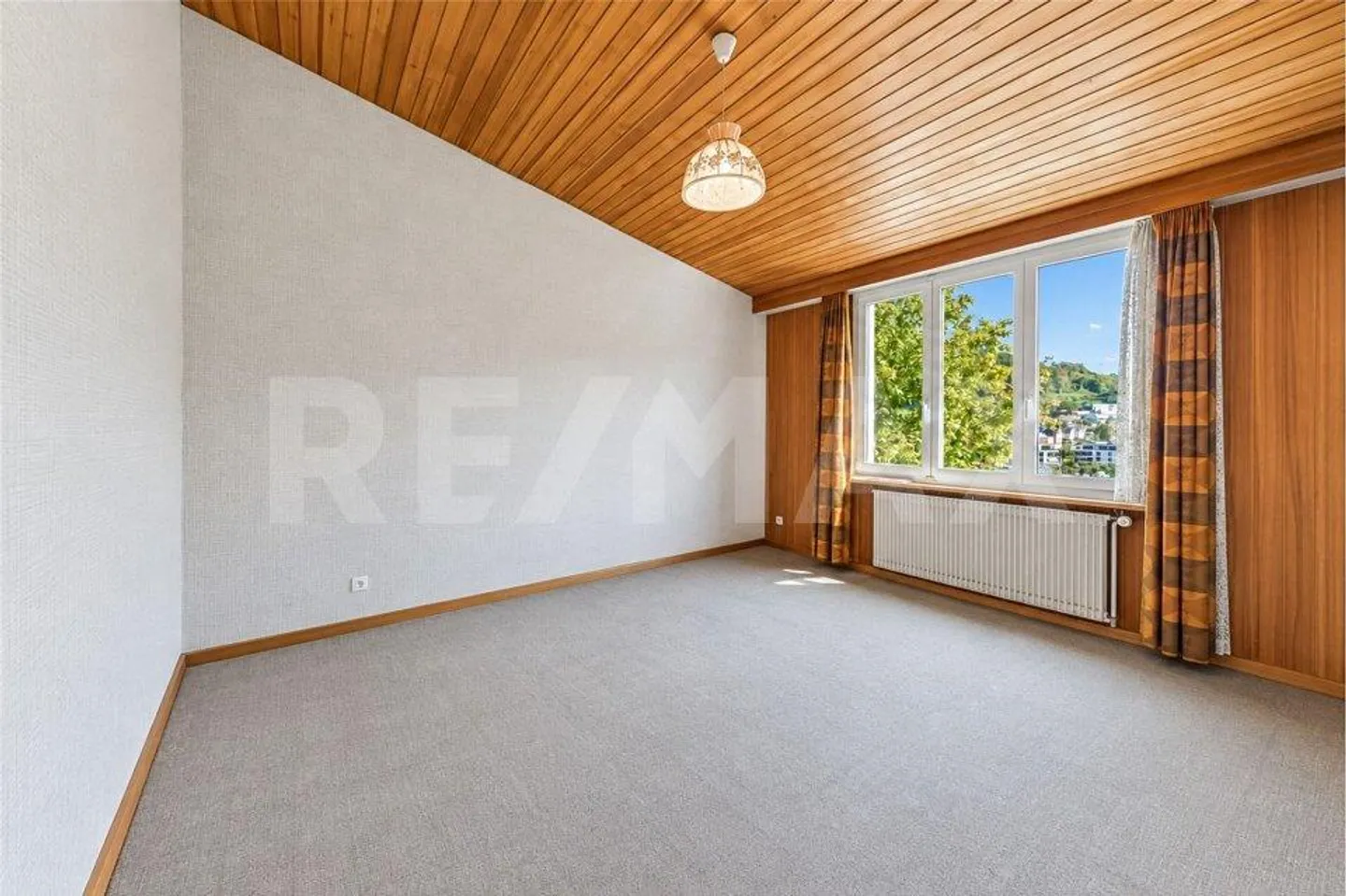 5½-Room Single-Family House with Renovation Needs and Expansion Potential - Photo 8 of 13