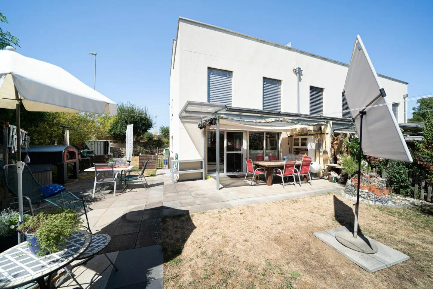 Modernes Reiheneinfamilienhaus mit Garten - Foto 3 von 13