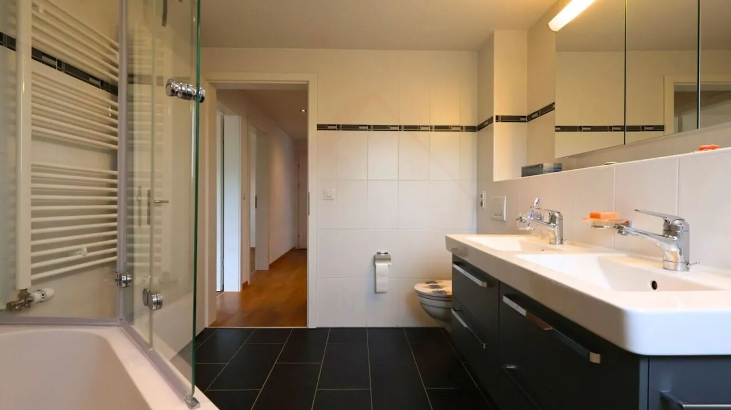 Living with Charm - modern 4.5-room maisonette in Walkringen with balcony - Photo 17 of 25