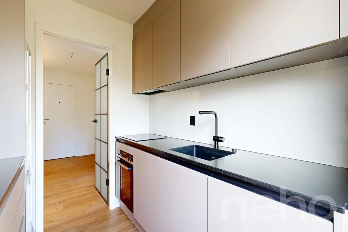 Appartement entièrement rénové avec balcon et garage souterrain à Rheinfelden - Photo 2 sur 12