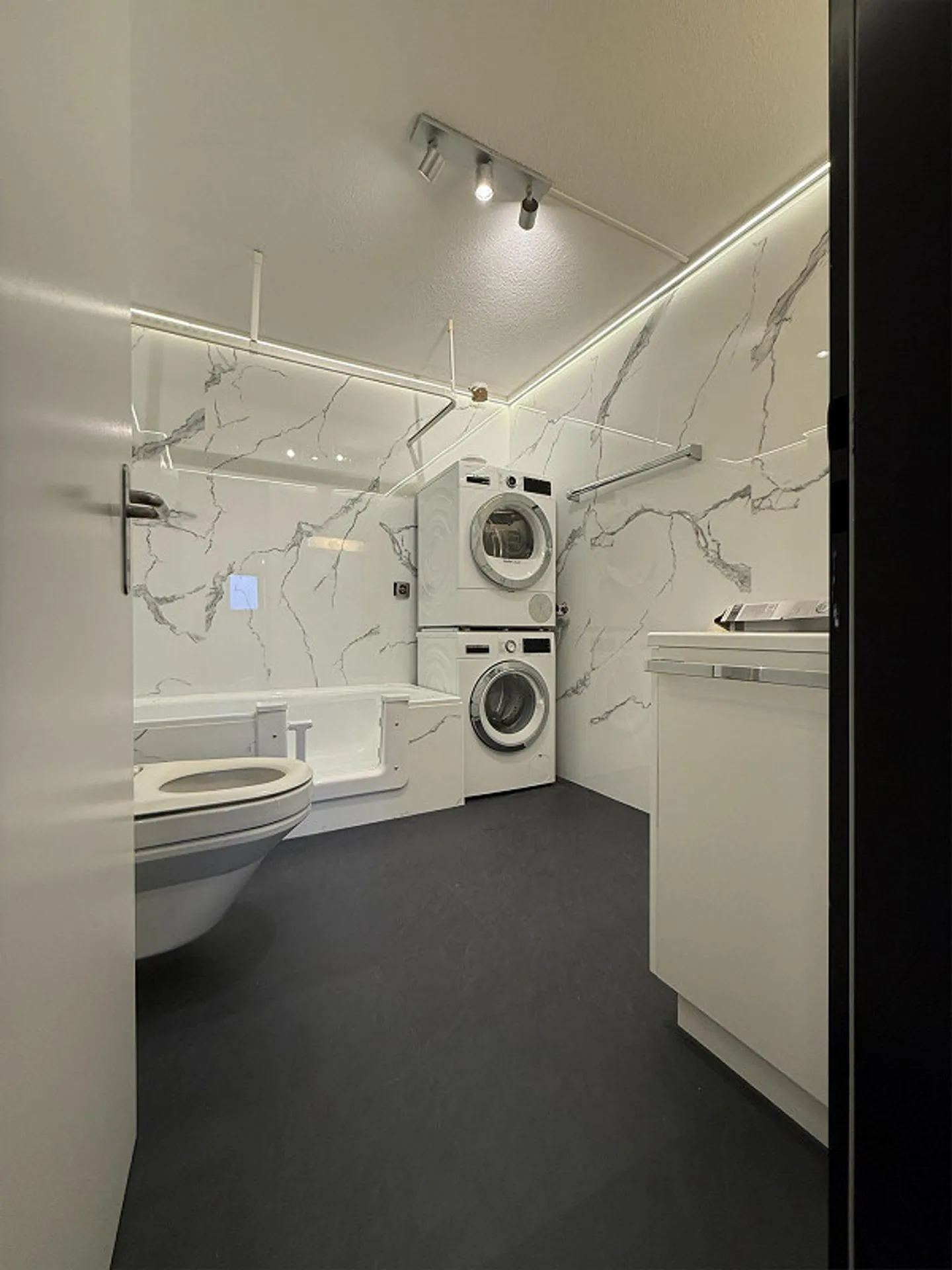 Première occupation après rénovation – appartement de 3,5 pièces au cœur du village - Photo 3 sur 15