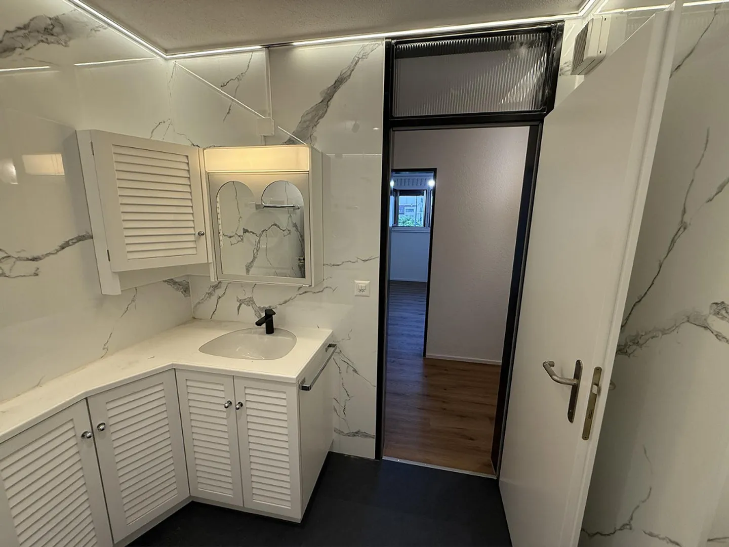 Première occupation après rénovation – appartement de 3,5 pièces au cœur du village - Photo 4 sur 15