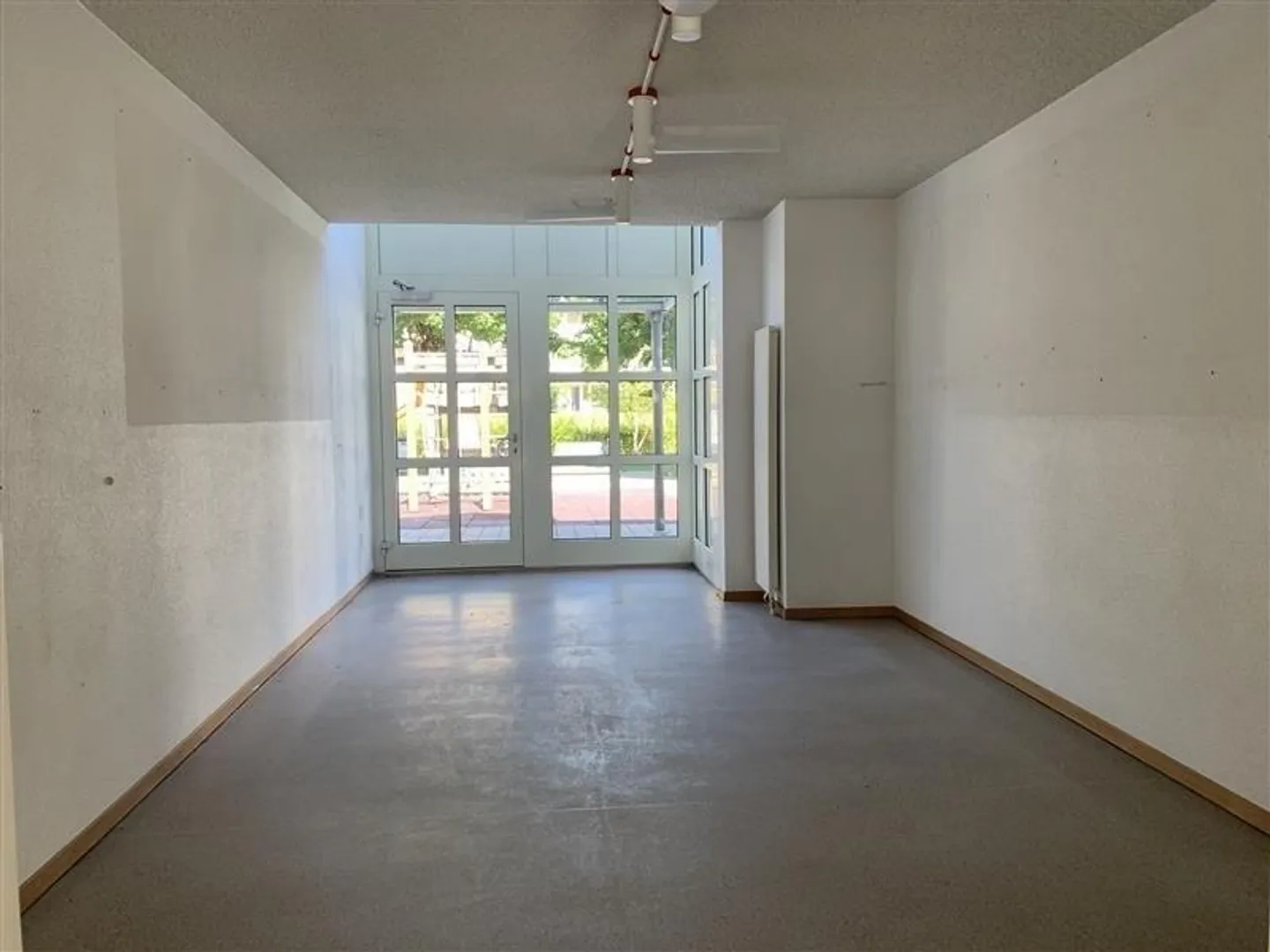 Spacious commercial space with 61 m2 main room - Photo 4 of 12