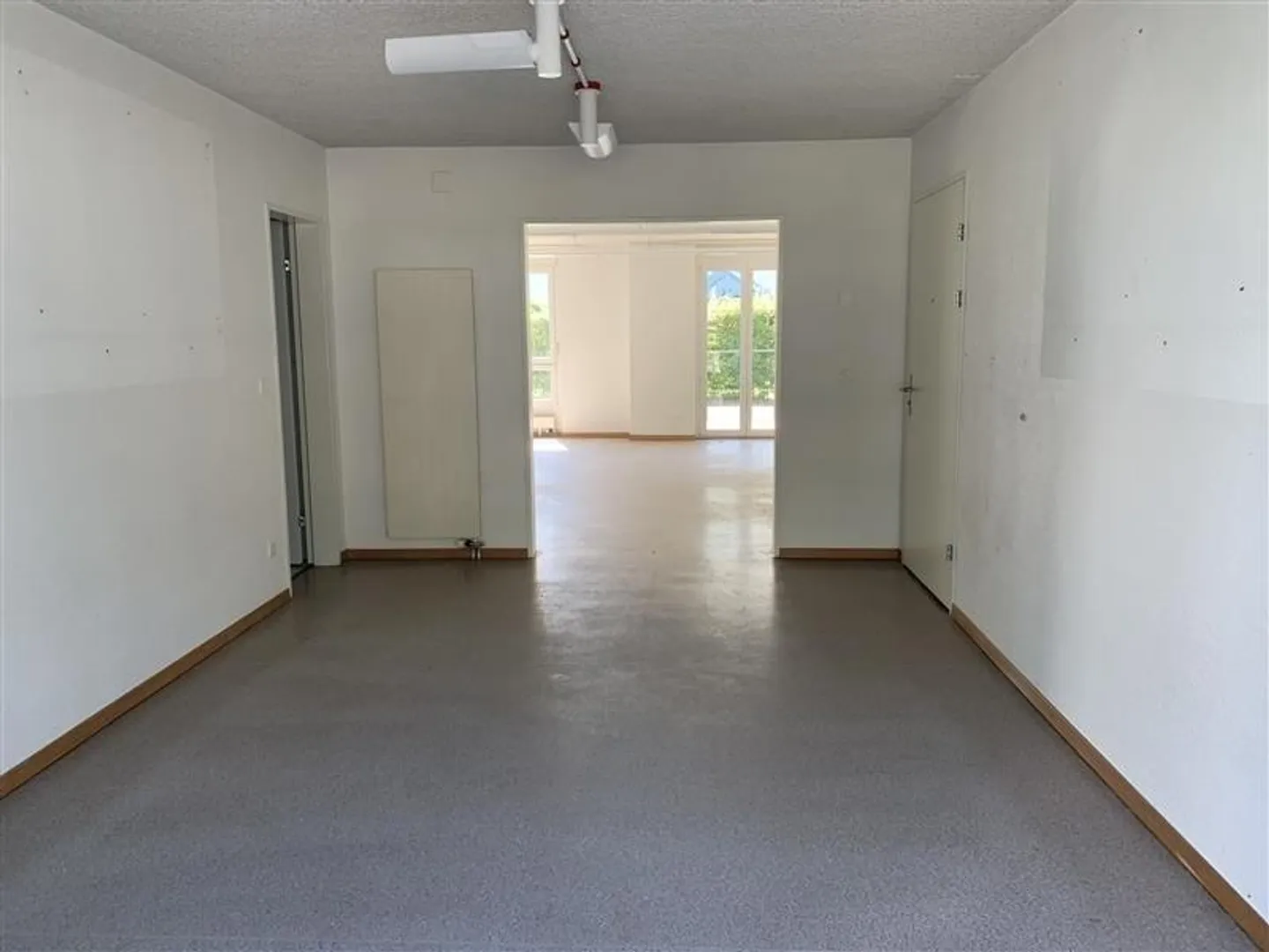 Spacious commercial space with 61 m2 main room - Photo 5 of 12