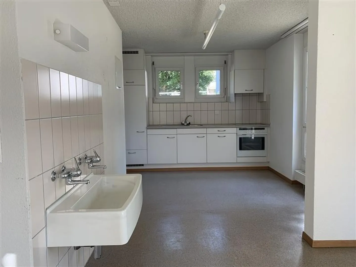 Spacious commercial space with 61 m2 main room - Photo 6 of 12