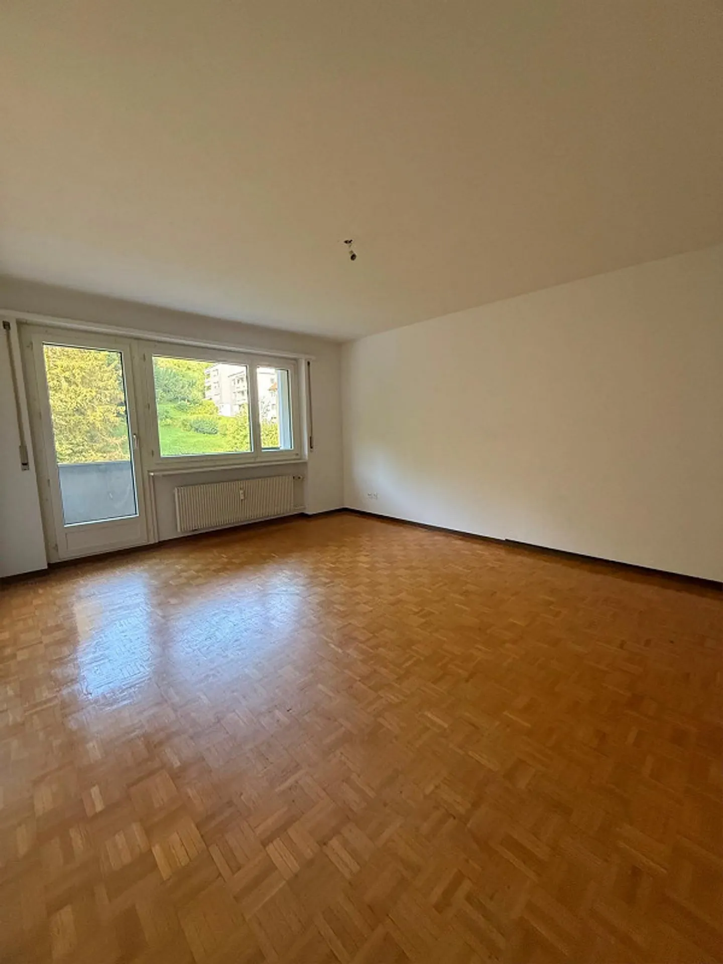 Bright 2-room apartment with balcony and view of greenery - Photo 2 of 5