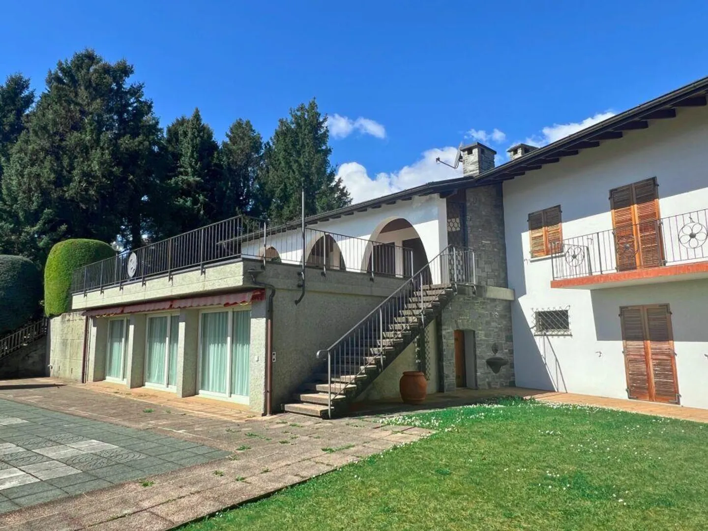 Ampia villa nel verde con piscina, vista panoramica e oltre 7'000 mq di terreno - Foto 2 di 17