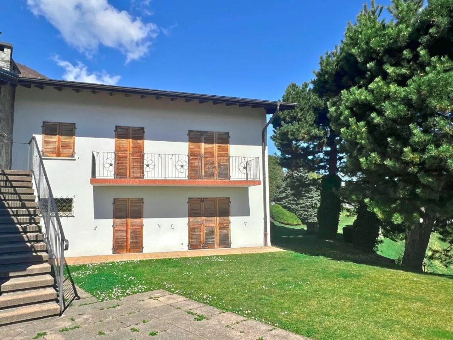 Ampia villa nel verde con piscina, vista panoramica e oltre 7'000 mq di terreno - Foto 3 di 17
