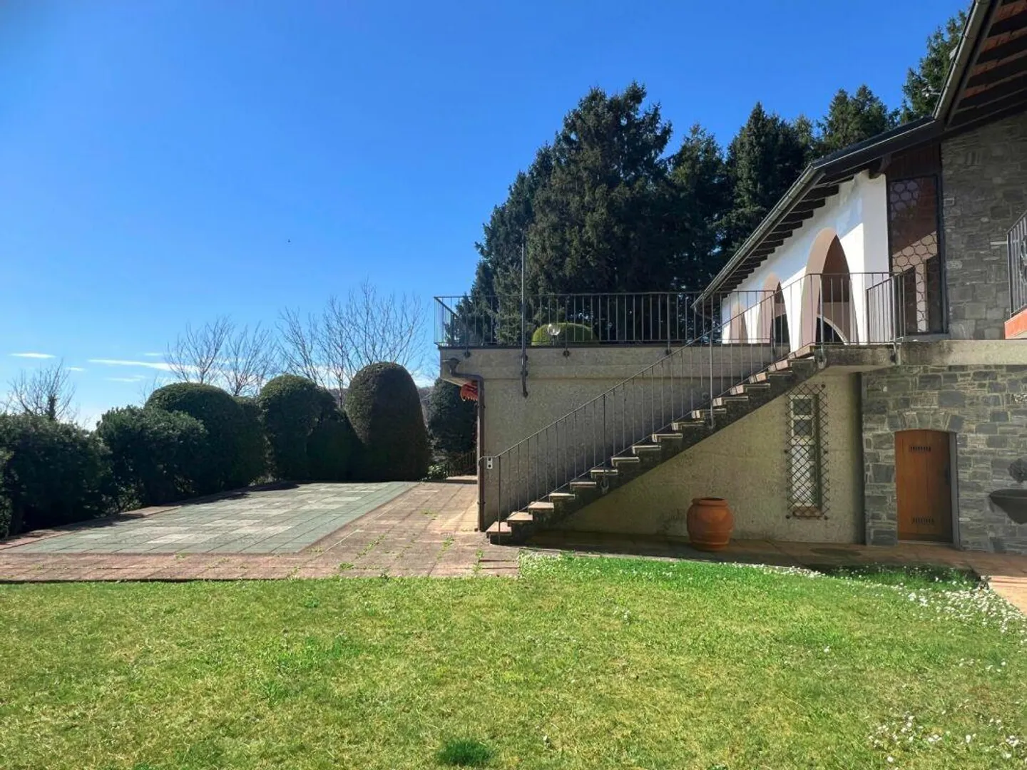 Ampia villa nel verde con piscina, vista panoramica e oltre 7'000 mq di terreno - Foto 4 di 17
