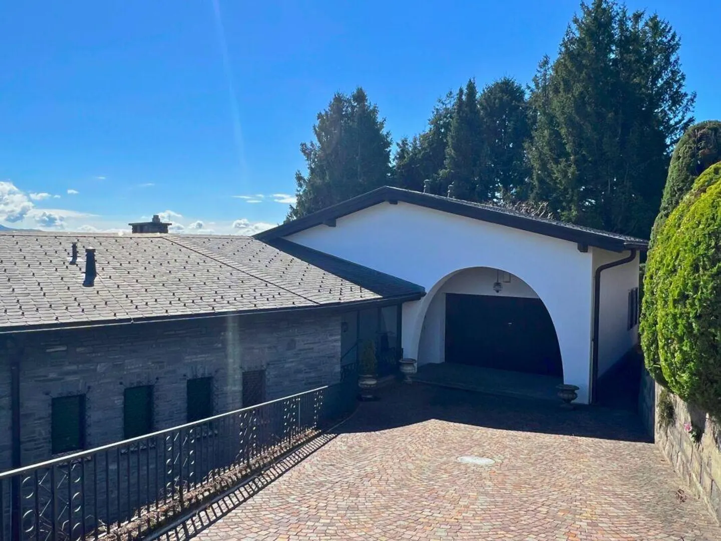 Ampia villa nel verde con piscina, vista panoramica e oltre 7'000 mq di terreno - Foto 6 di 17