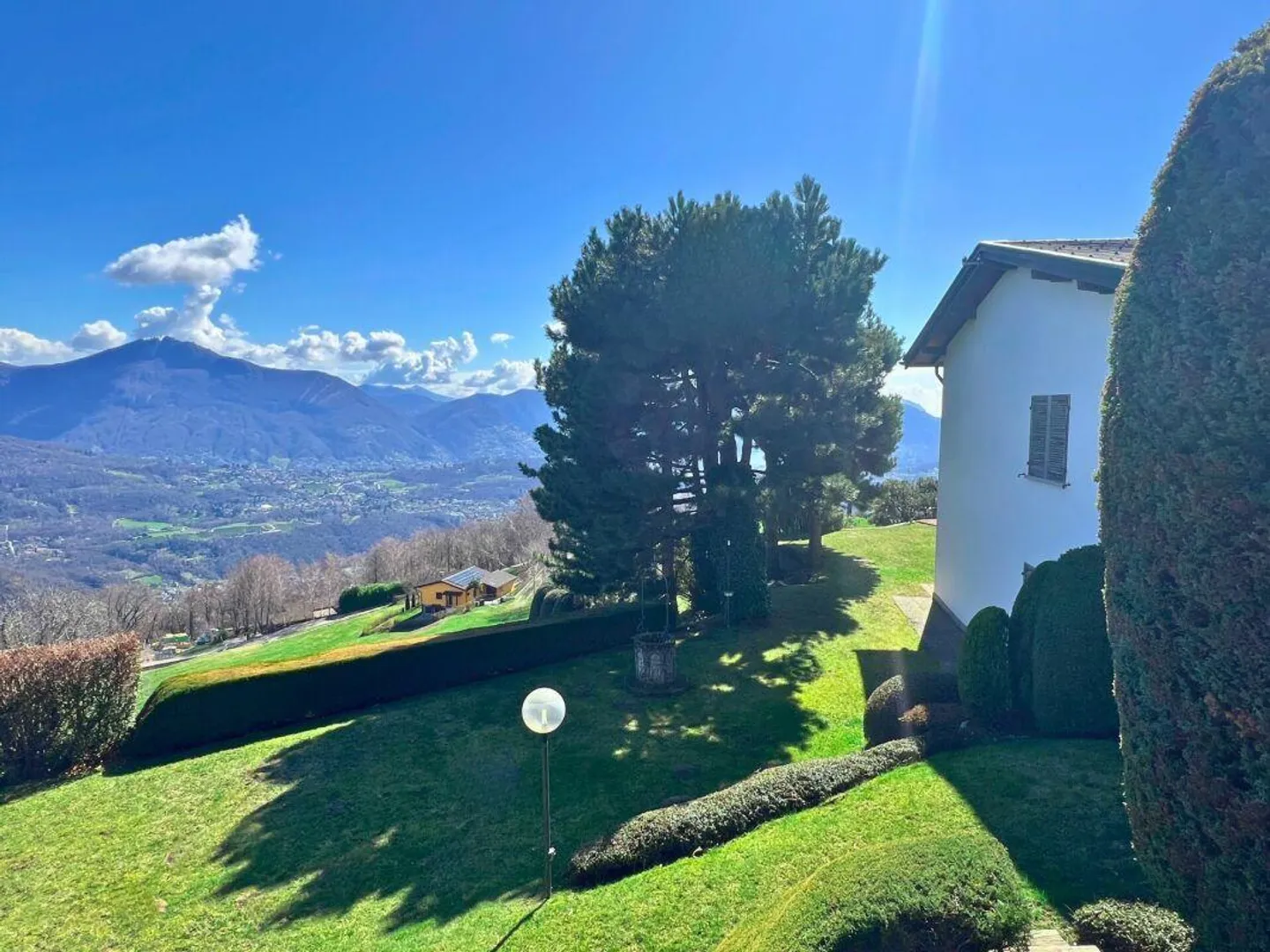Ampia villa nel verde con piscina, vista panoramica e oltre 7'000 mq di terreno - Foto 7 di 17