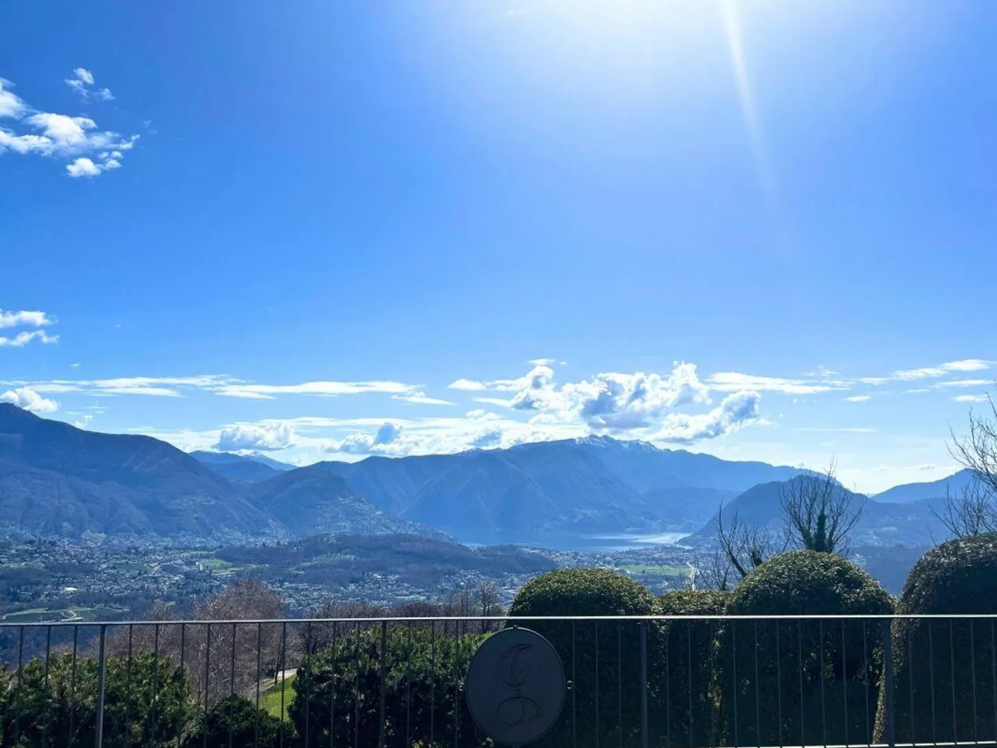 Ampia villa nel verde con piscina, vista panoramica e oltre 7'000 mq di terreno - Foto 8 di 17