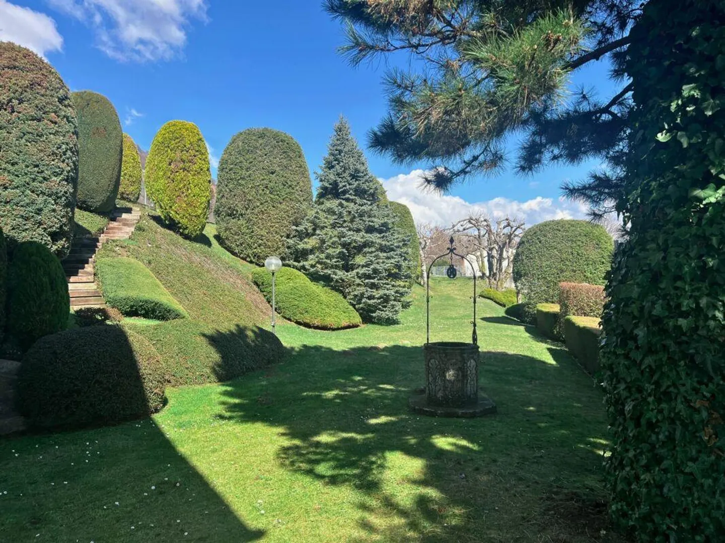 Ampia villa nel verde con piscina, vista panoramica e oltre 7'000 mq di terreno - Foto 9 di 17