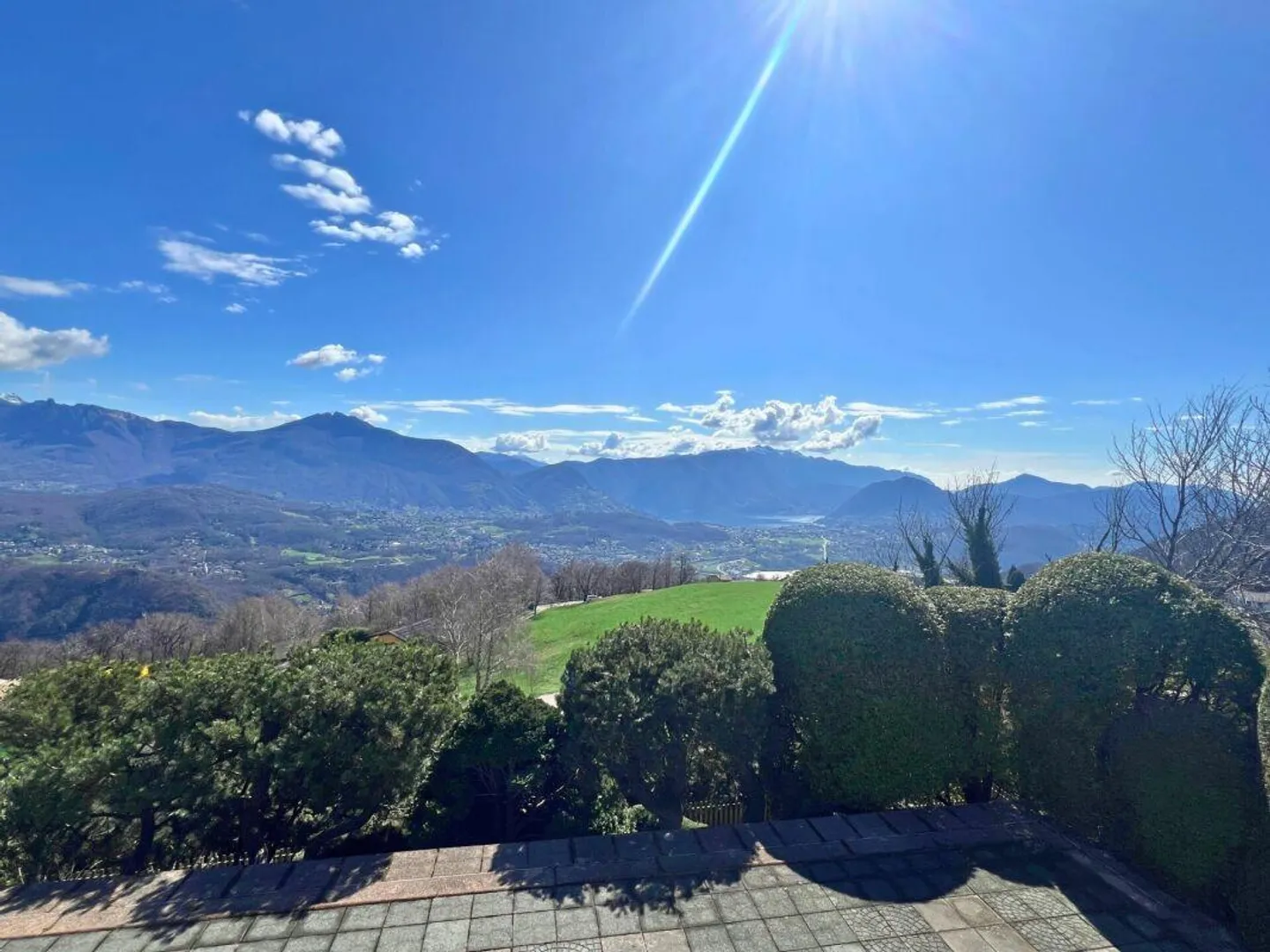Ampia villa nel verde con piscina, vista panoramica e oltre 7'000 mq di terreno - Foto 16 di 17