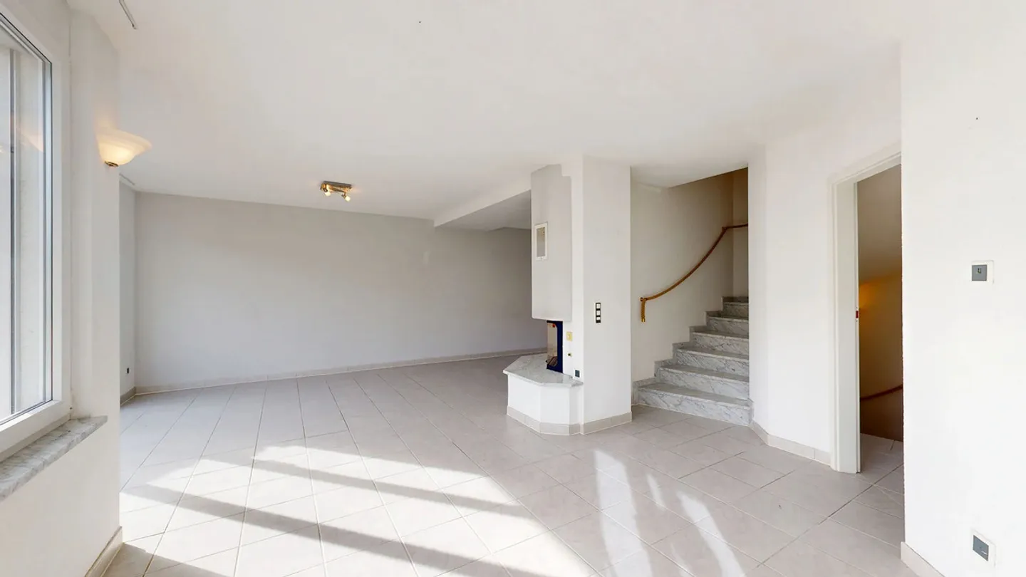 Casa bifamiliare adatta alle famiglie con camino e garage di 6,5 stanze - Foto 5 di 23