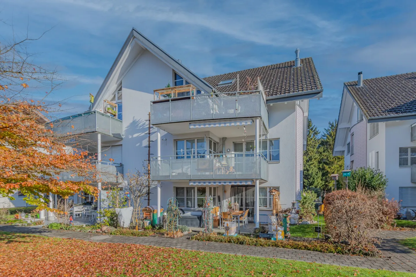 GROSSEN IMMOBILIEN - Gepflegter Hausteil mit drei 4.5-Zimmer-Wohnungen - Foto 1 von 17