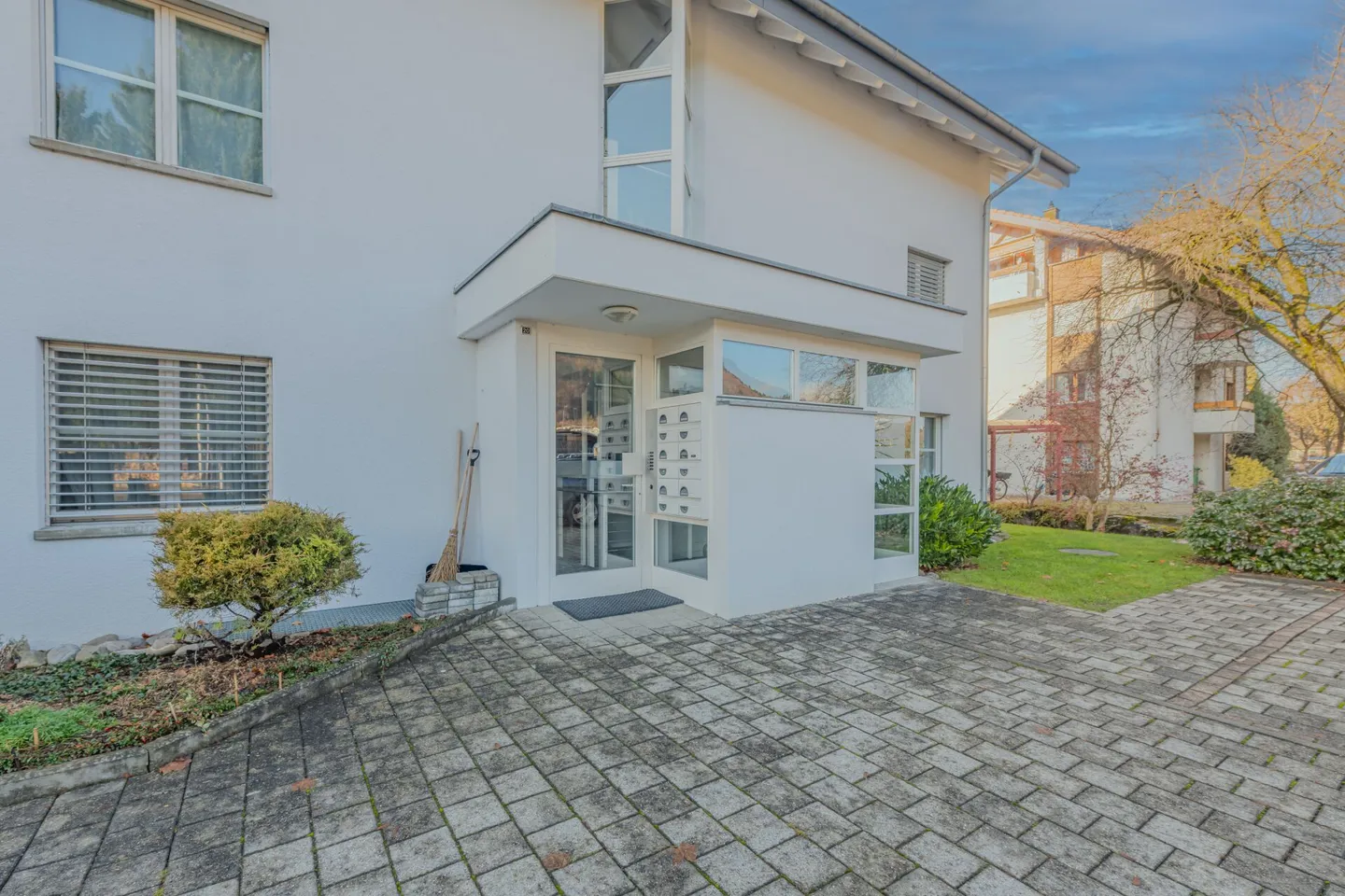 GROSSEN IMMOBILIEN - Gepflegter Hausteil mit drei 4.5-Zimmer-Wohnungen - Foto 2 von 17