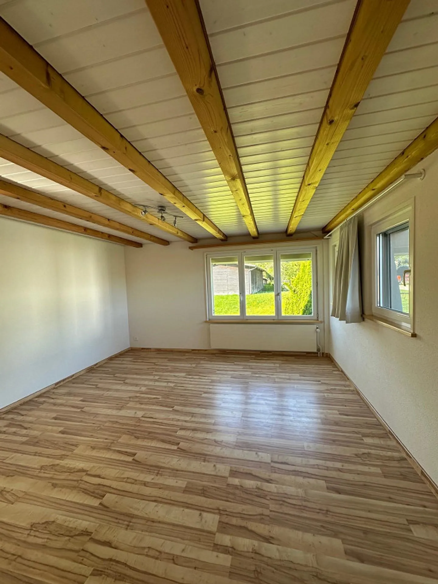 Vie spacieuse dans le vert – Appartement de 6,5 pièces avec jardin, balcon et sauna - Photo 5 sur 19