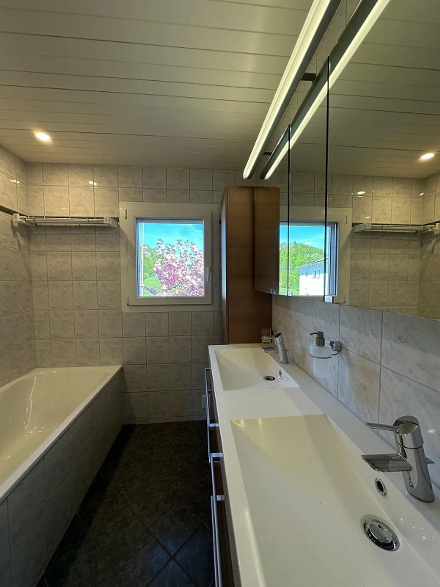 Vie spacieuse dans le vert – Appartement de 6,5 pièces avec jardin, balcon et sauna - Photo 8 sur 19