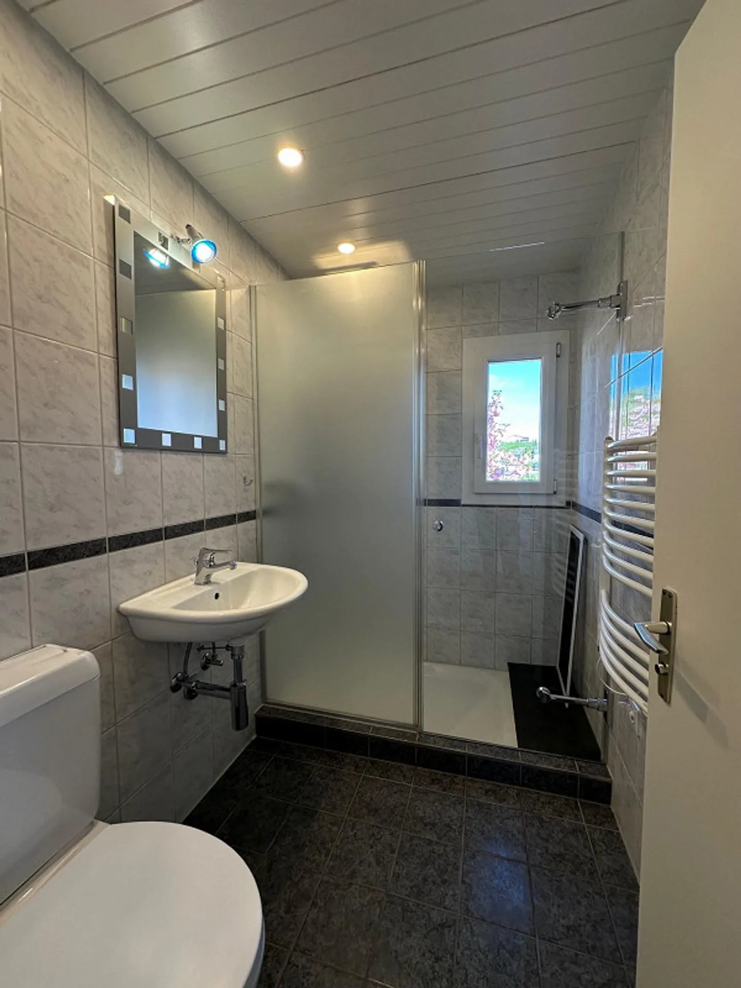 Vie spacieuse dans le vert – Appartement de 6,5 pièces avec jardin, balcon et sauna - Photo 9 sur 19