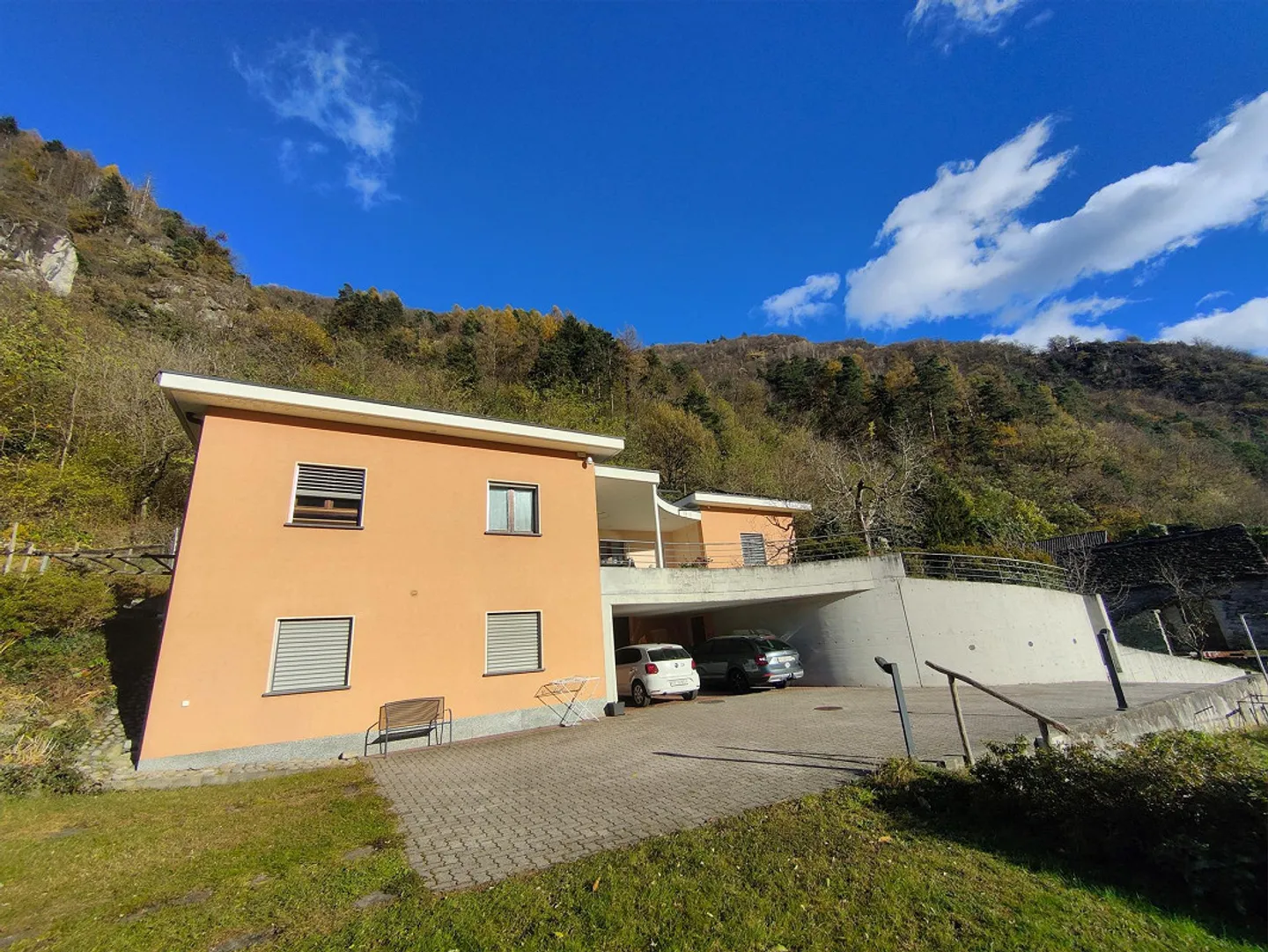 Casa bifamiliare con giardino a Claro immersa nella natura - Foto 1 di 22
