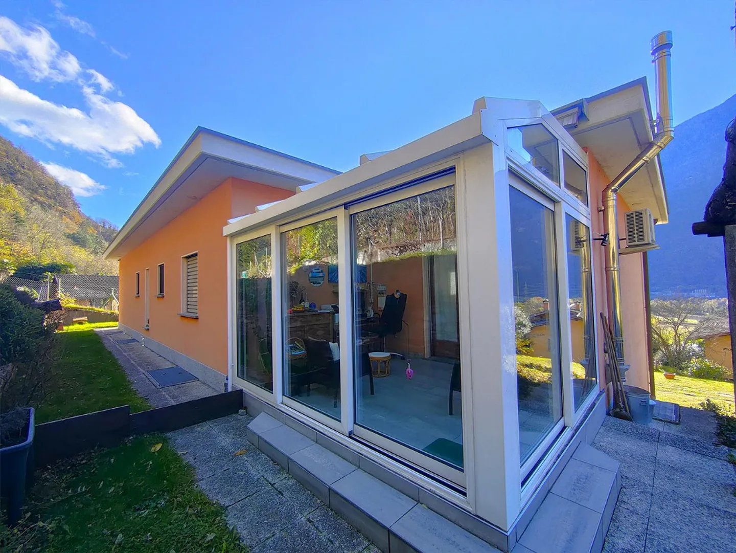 Casa bifamiliare con giardino a Claro immersa nella natura - Foto 3 di 22