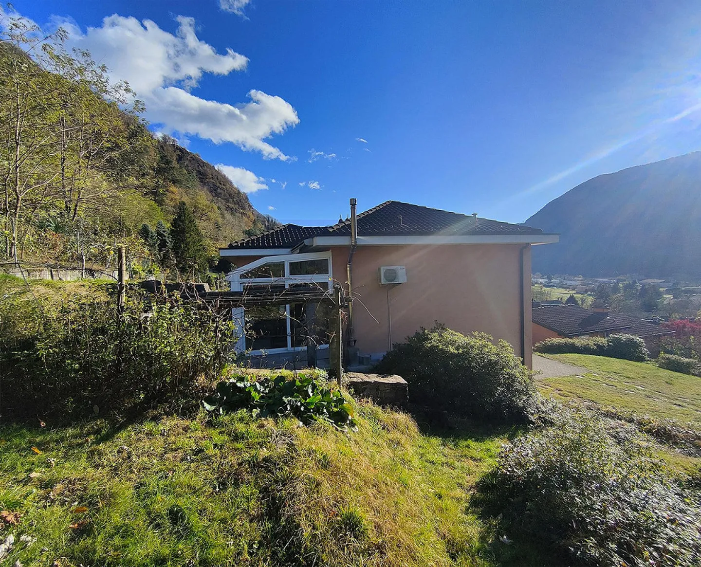 Casa bifamiliare con giardino a Claro immersa nella natura - Foto 4 di 22