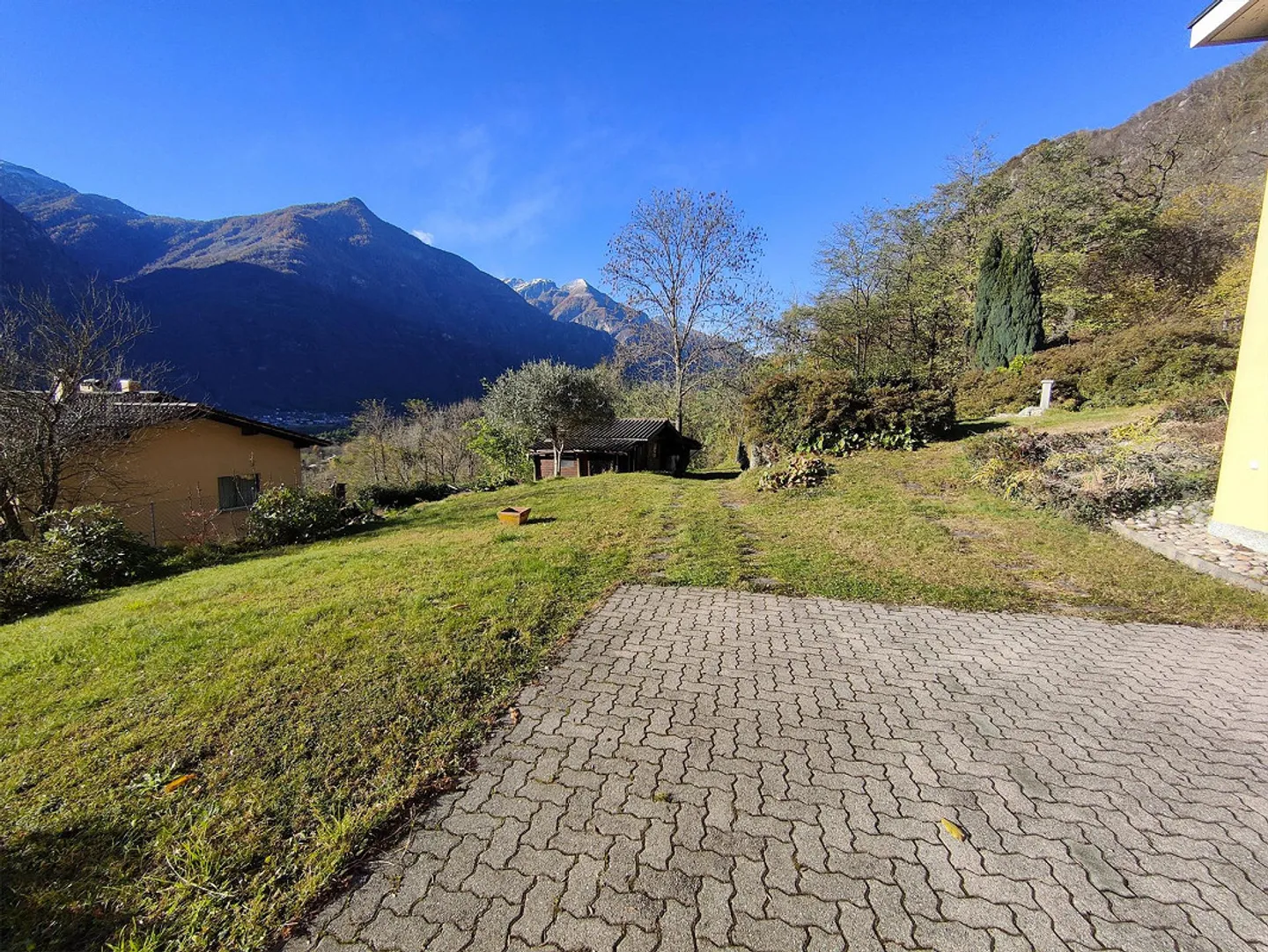 Casa bifamiliare con giardino a Claro immersa nella natura - Foto 18 di 22