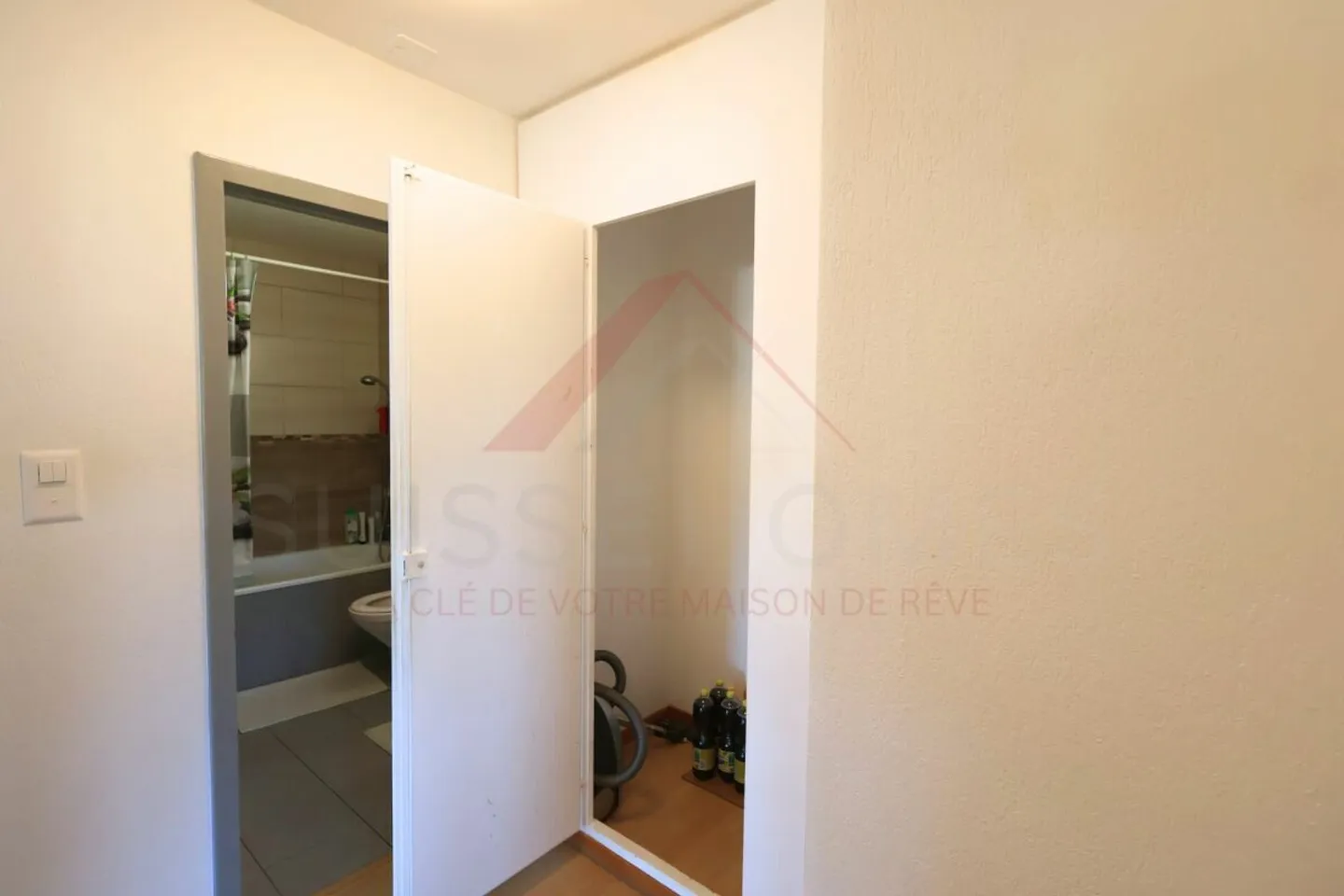 «Coup de coeur in Échallens 122 m² hell mit Balkon, Kamin und Dachgeschoss zum Umbau» - Photo 9 sur 11