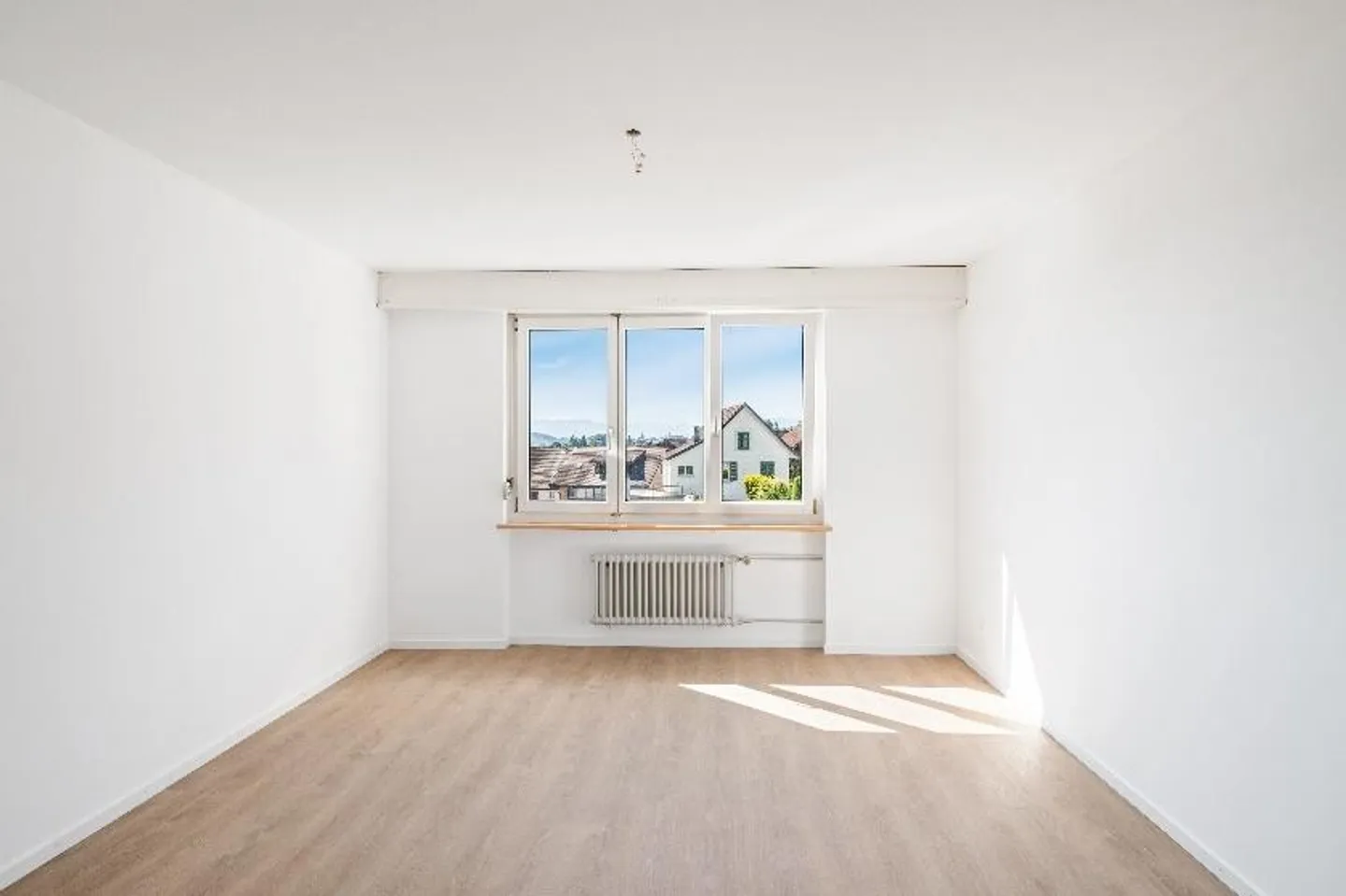 4.5-Room Apartment with Alpine View Available from September 1st - Photo 2 of 9
