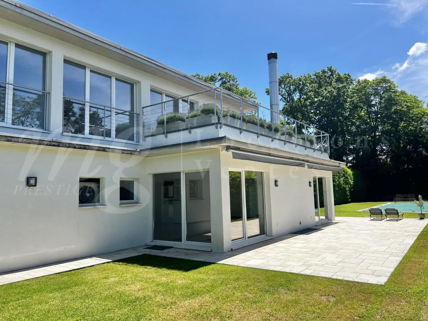 Exclusif! BELLE MAISON MODERNE DE 300 M2 AVEC GRAND JARDIN ET PISCINE - Photo 1 sur 12