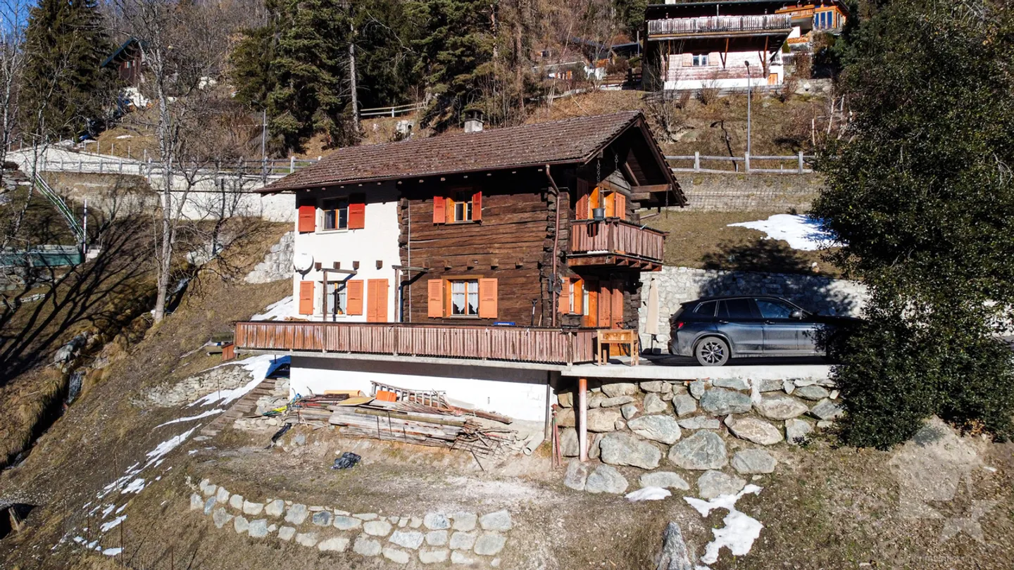 Charming chalet with stunning views of the village and mountains - Photo 2 of 38