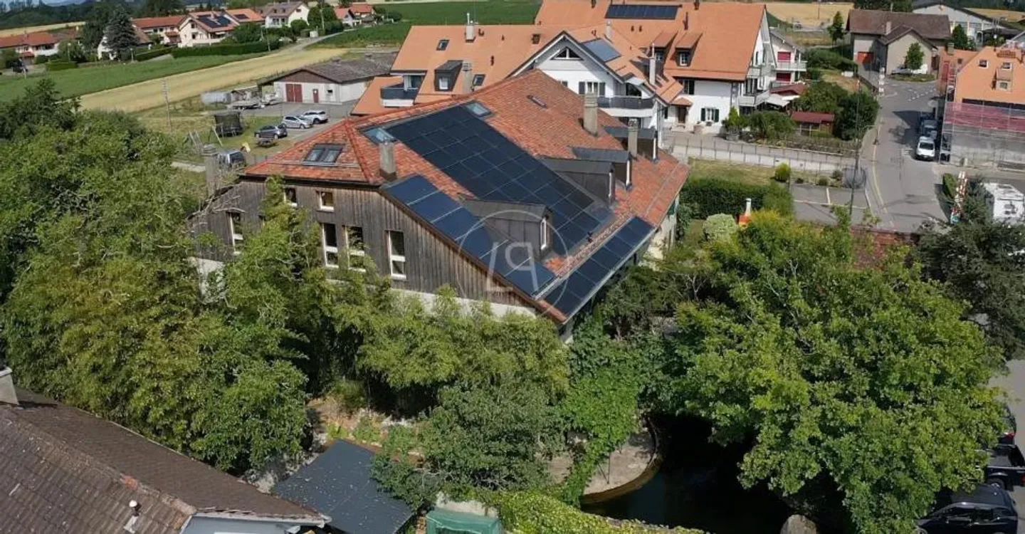 Charmante Immobilie mit Naturpool in der Nähe von Lausanne - Foto 1 von 12