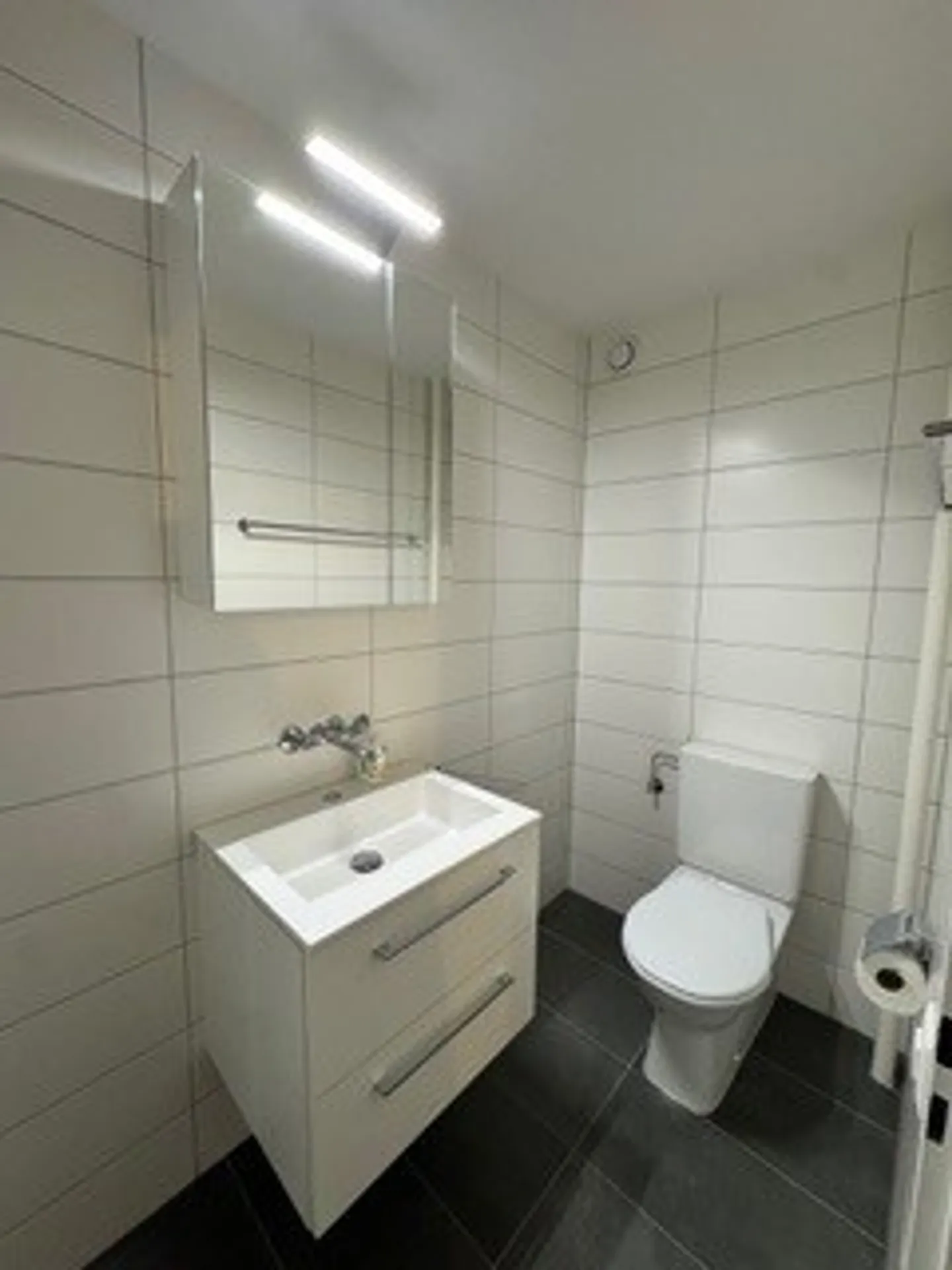Complètement rénové - Beau studio dans un emplacement calme - Photo 3 sur 5