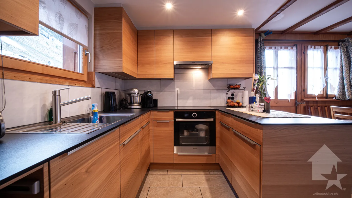 Charming chalet with stunning views of the village and mountains - Photo 5 of 38