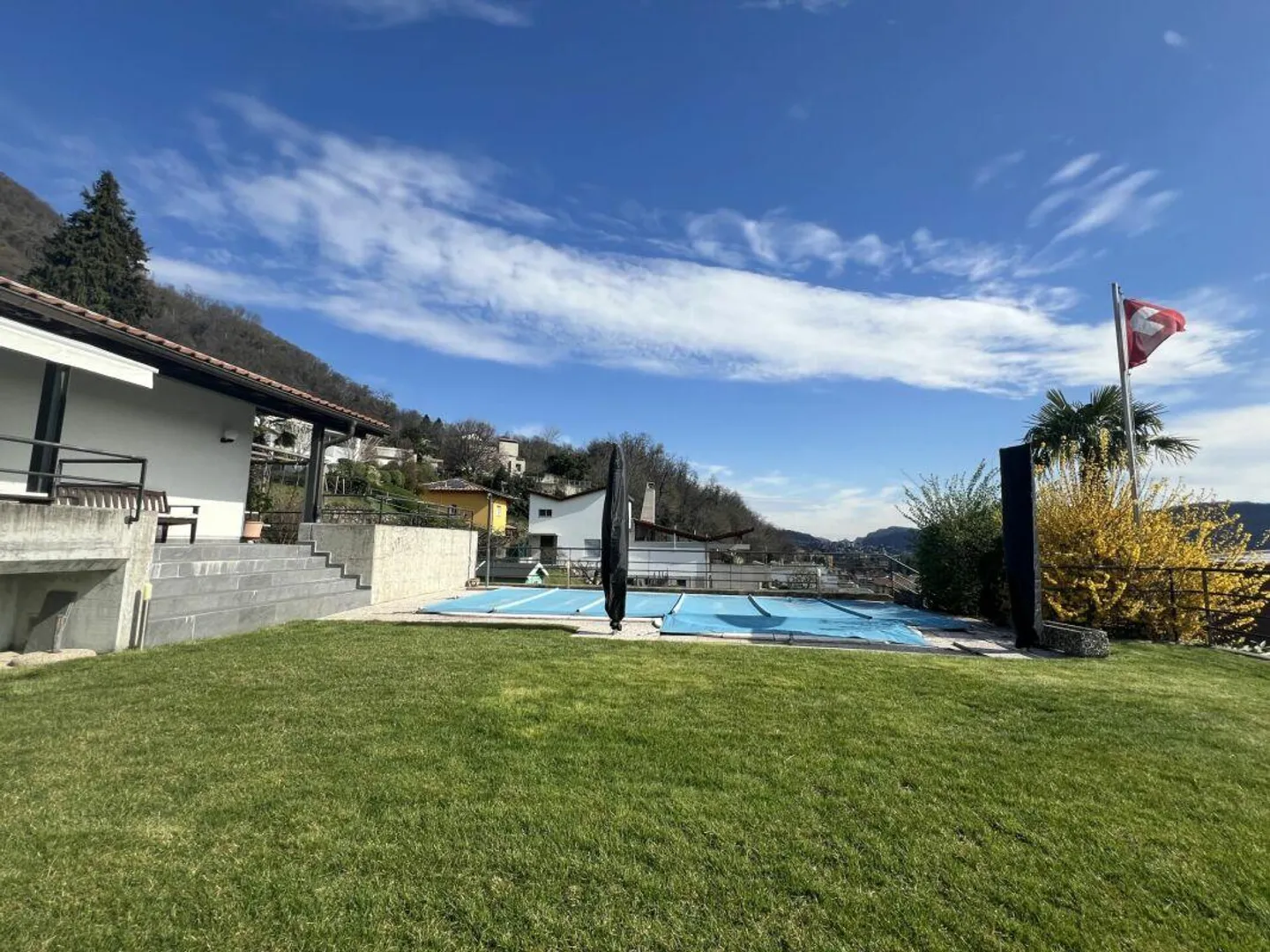 Esclusiva villa con ampio giardino e piscina - Foto 4 di 18