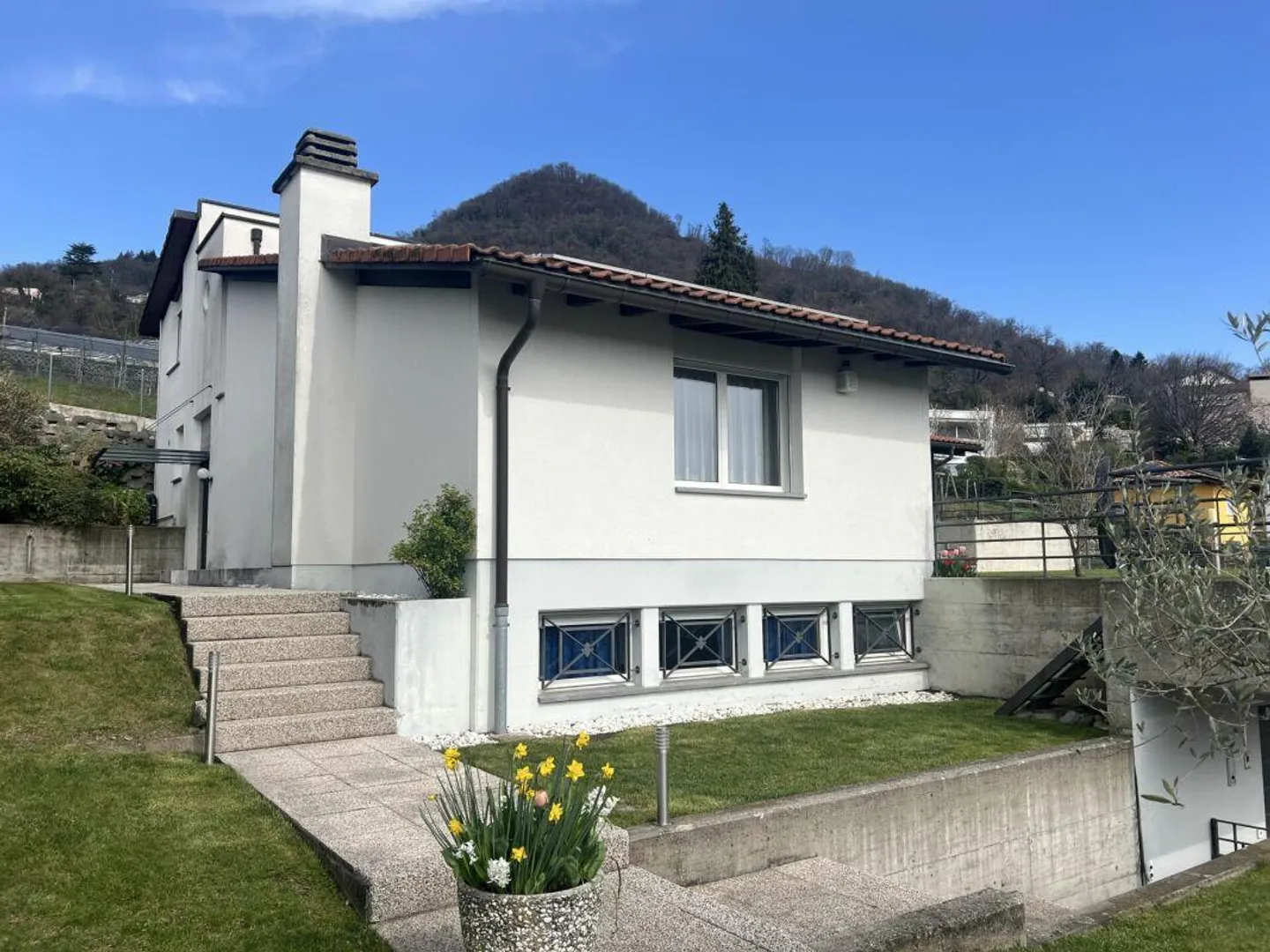 Esclusiva villa con ampio giardino e piscina - Foto 5 di 18