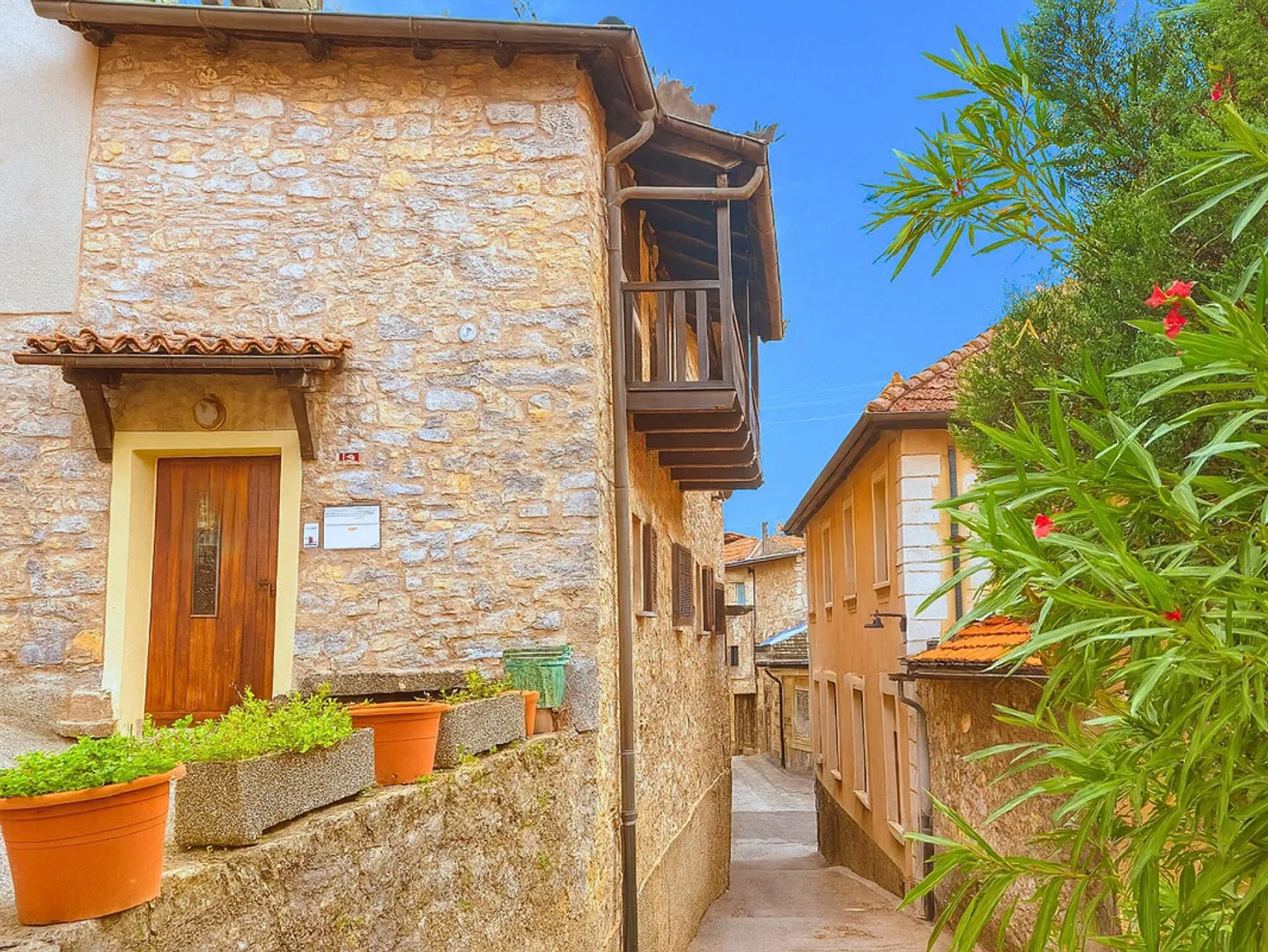AN AUTHENTIC REFUGE IN THE HEART OF THE MUGGIO VALLEY - Photo 10 of 11