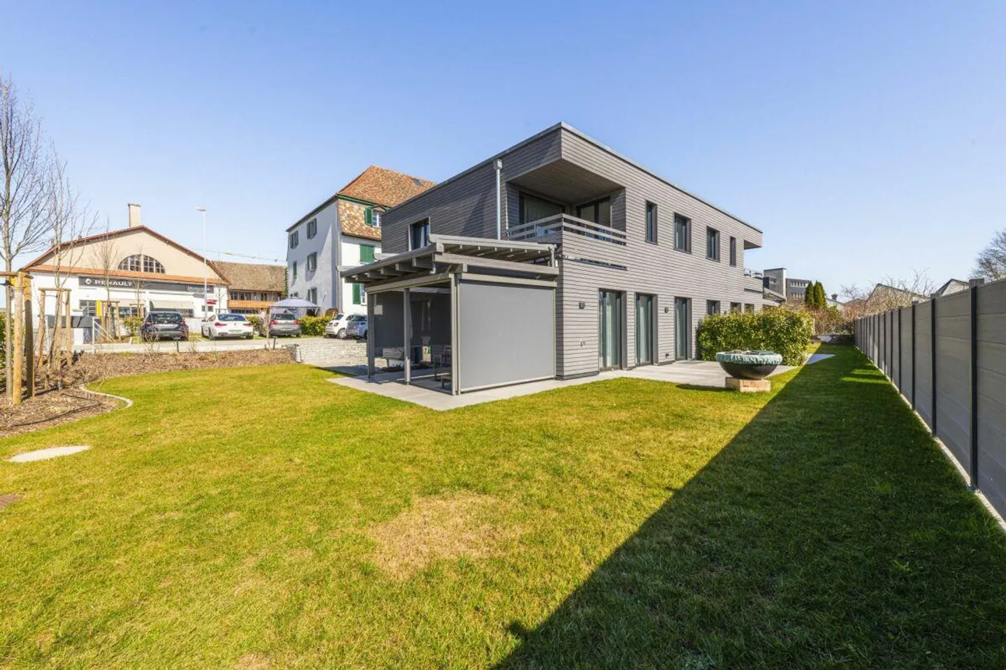 Casa bifamiliare moderna con bel giardino - Foto 1 di 17