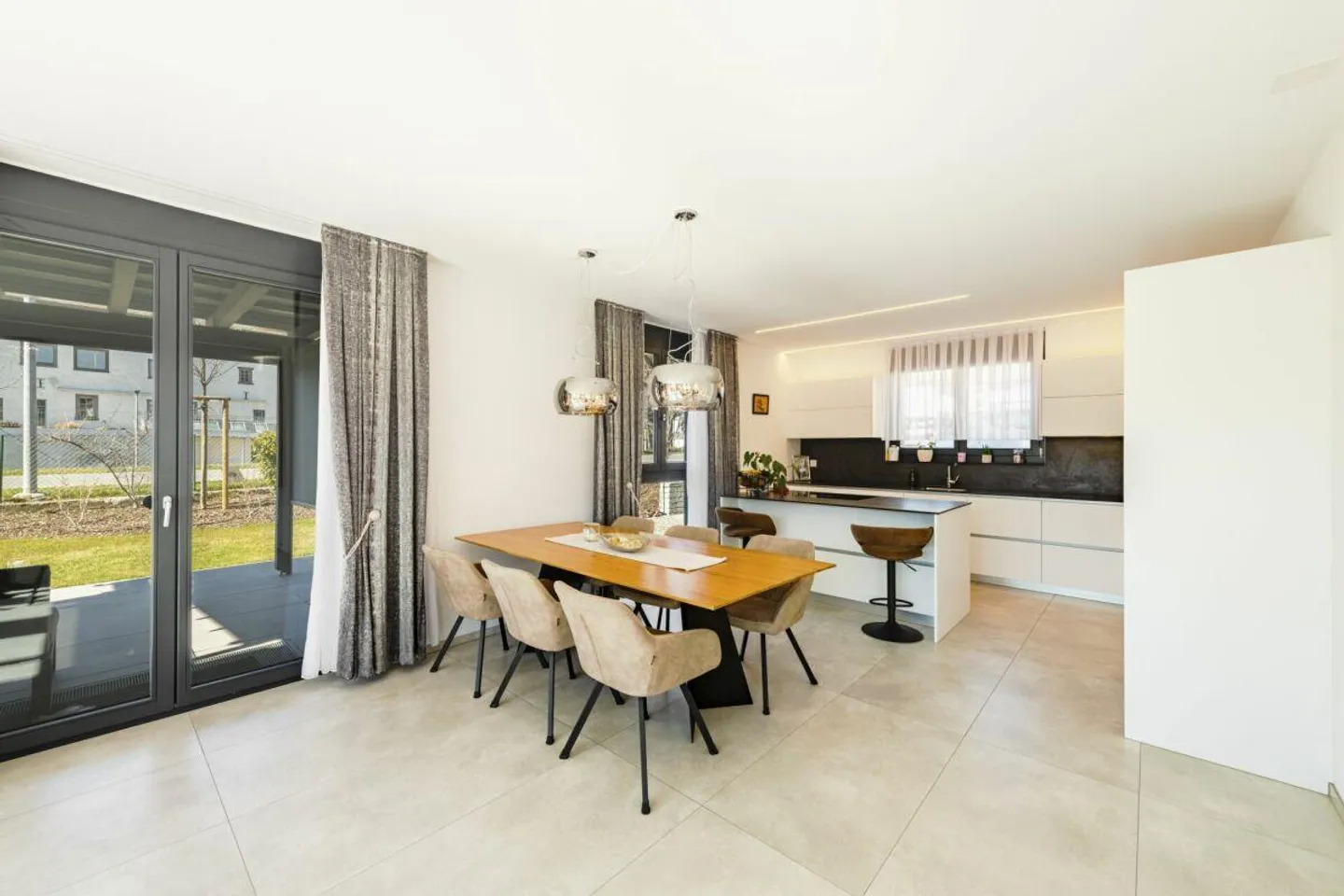 Casa bifamiliare moderna con bel giardino - Foto 3 di 17