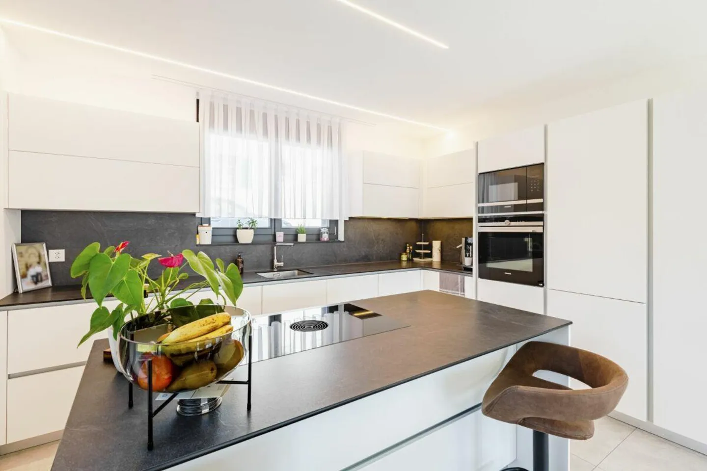 Casa bifamiliare moderna con bel giardino - Foto 4 di 17