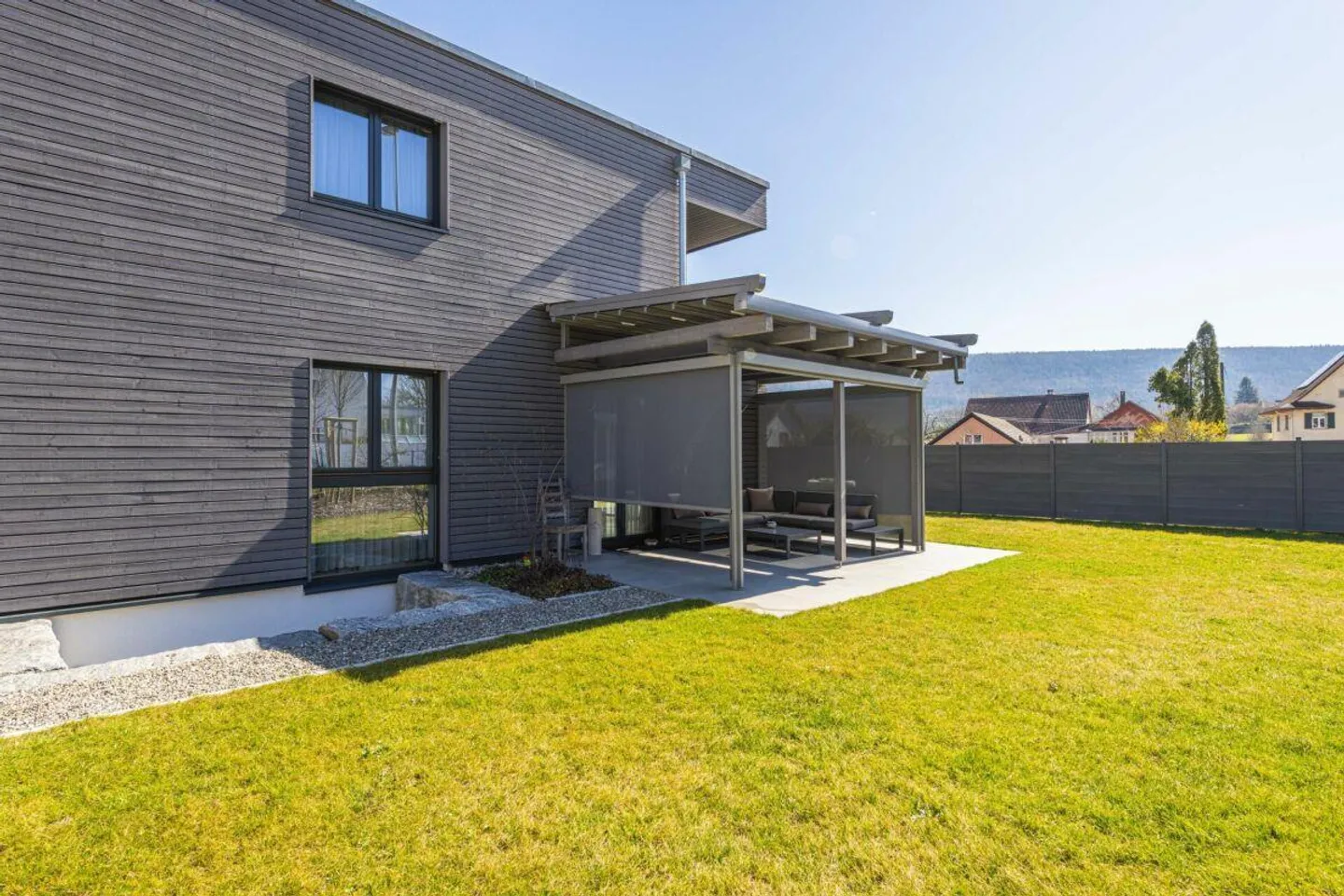 Casa bifamiliare moderna con bel giardino - Foto 14 di 17