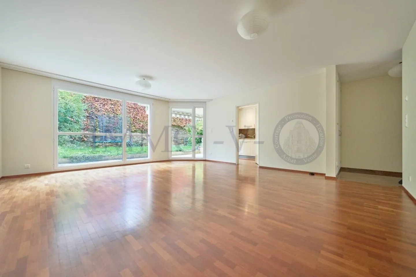 HELL MIT TERRASSE UND IDEALER LAGE - Foto 1 von 9