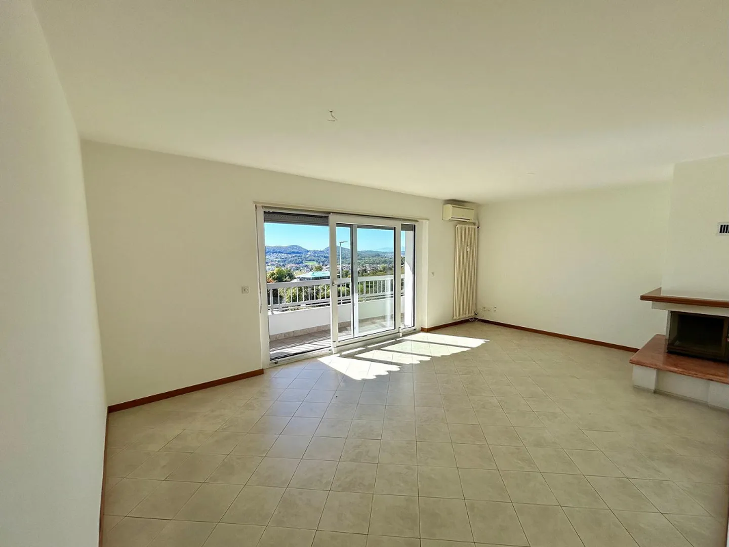 Bellissimo appartamento di 4,5 stanze con camino e aria condizionata a Castel San Pietro - Foto 1 di 15