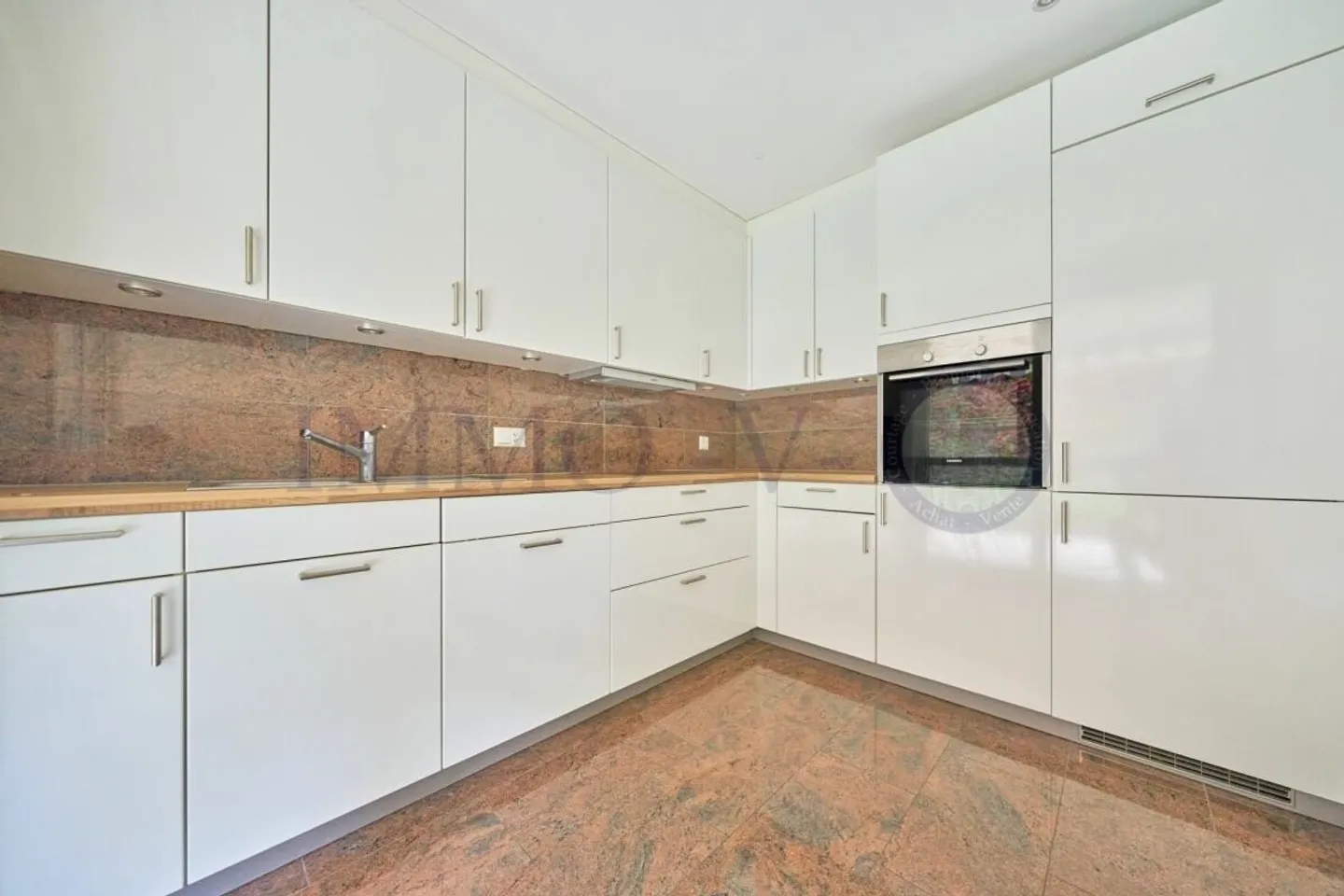 HELL MIT TERRASSE UND IDEALER LAGE - Foto 4 von 9