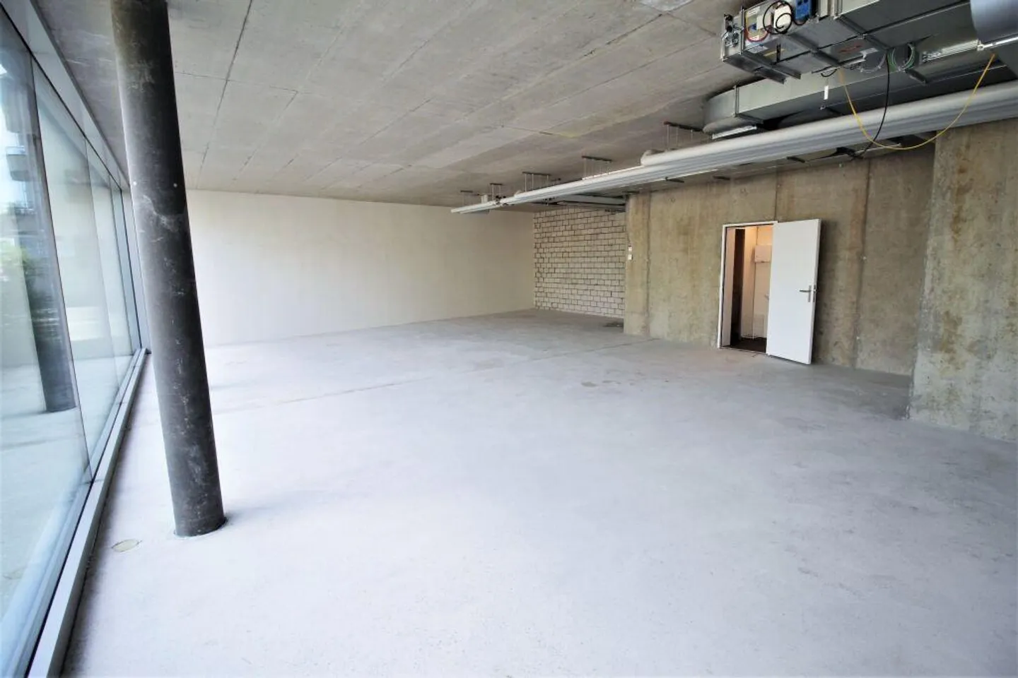 Votre emplacement commercial dans un endroit central - Photo 2 sur 5