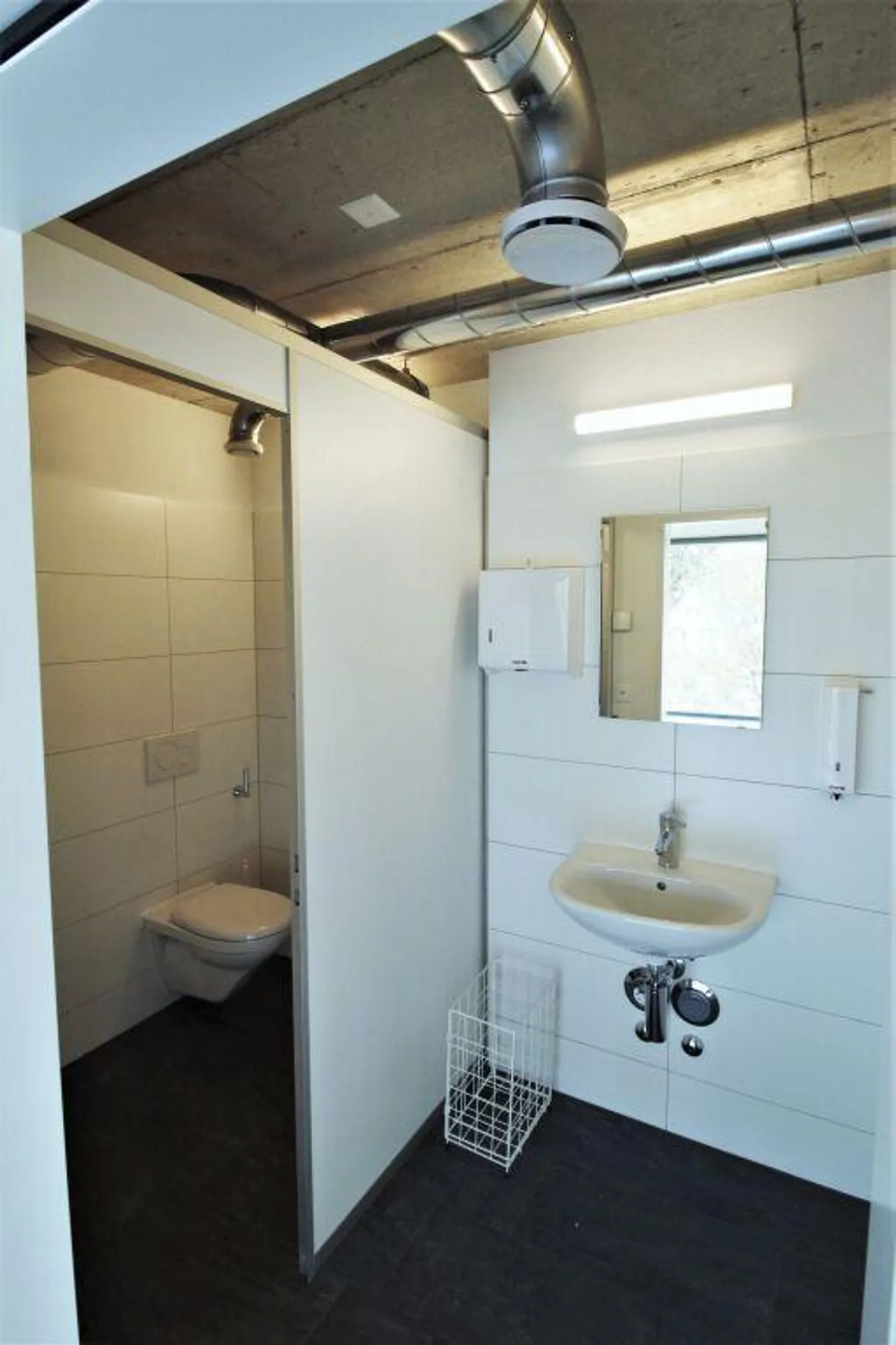 Votre emplacement commercial dans un endroit central - Photo 4 sur 5