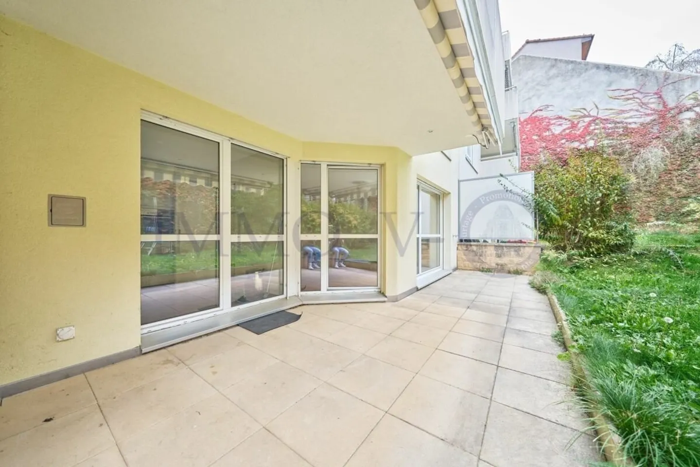 HELL MIT TERRASSE UND IDEALER LAGE - Foto 2 von 9