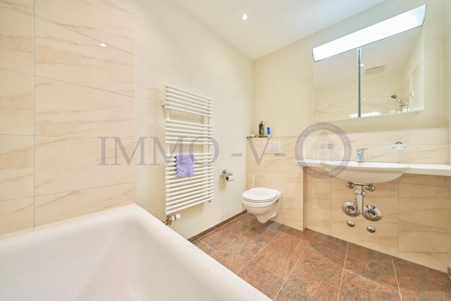 HELL MIT TERRASSE UND IDEALER LAGE - Foto 6 von 9