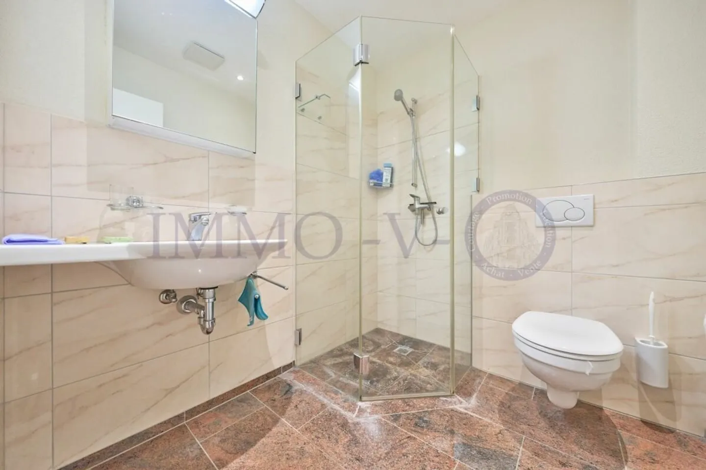 HELL MIT TERRASSE UND IDEALER LAGE - Foto 8 von 9